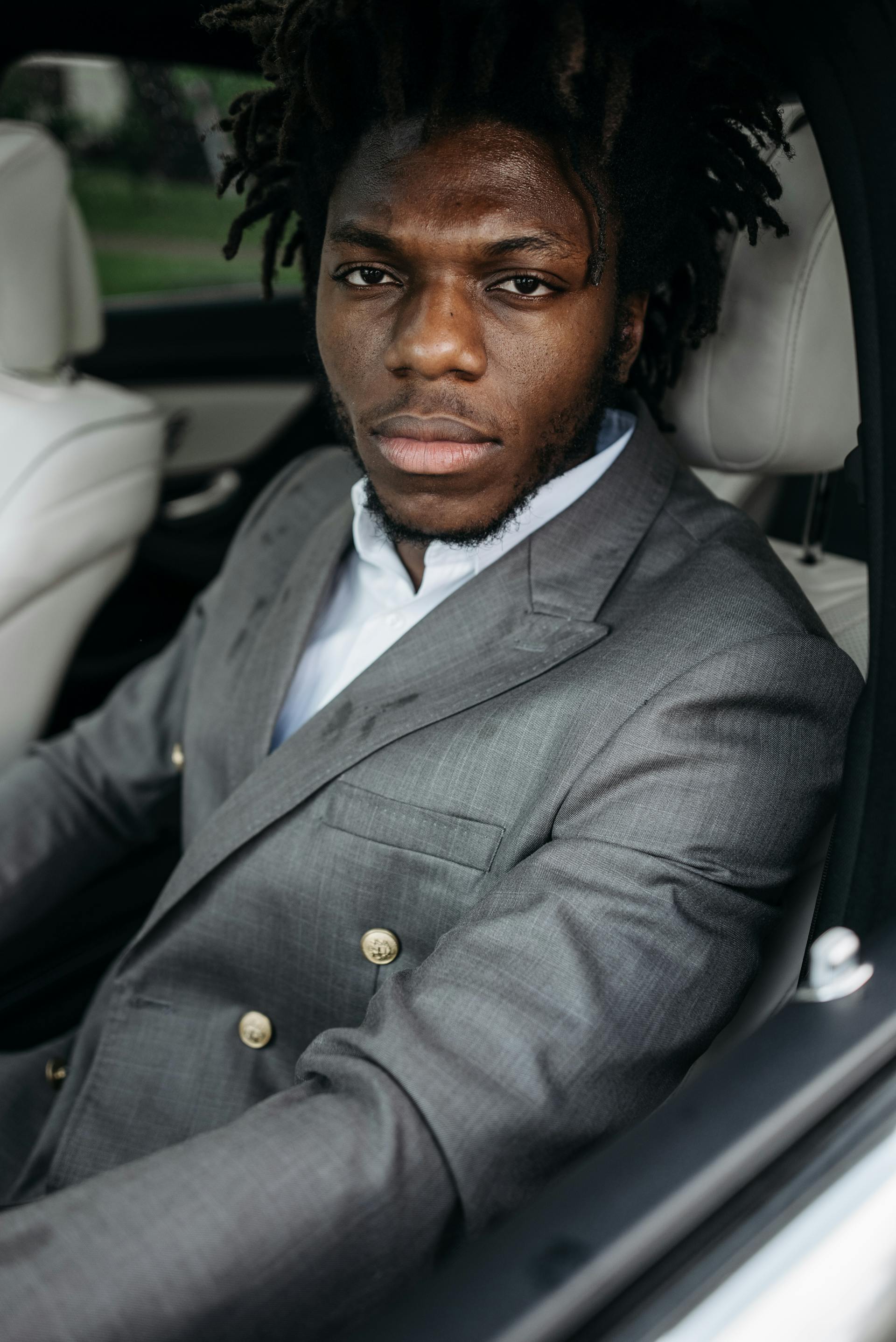 Un homme malheureux dans une voiture | Source : Pexels