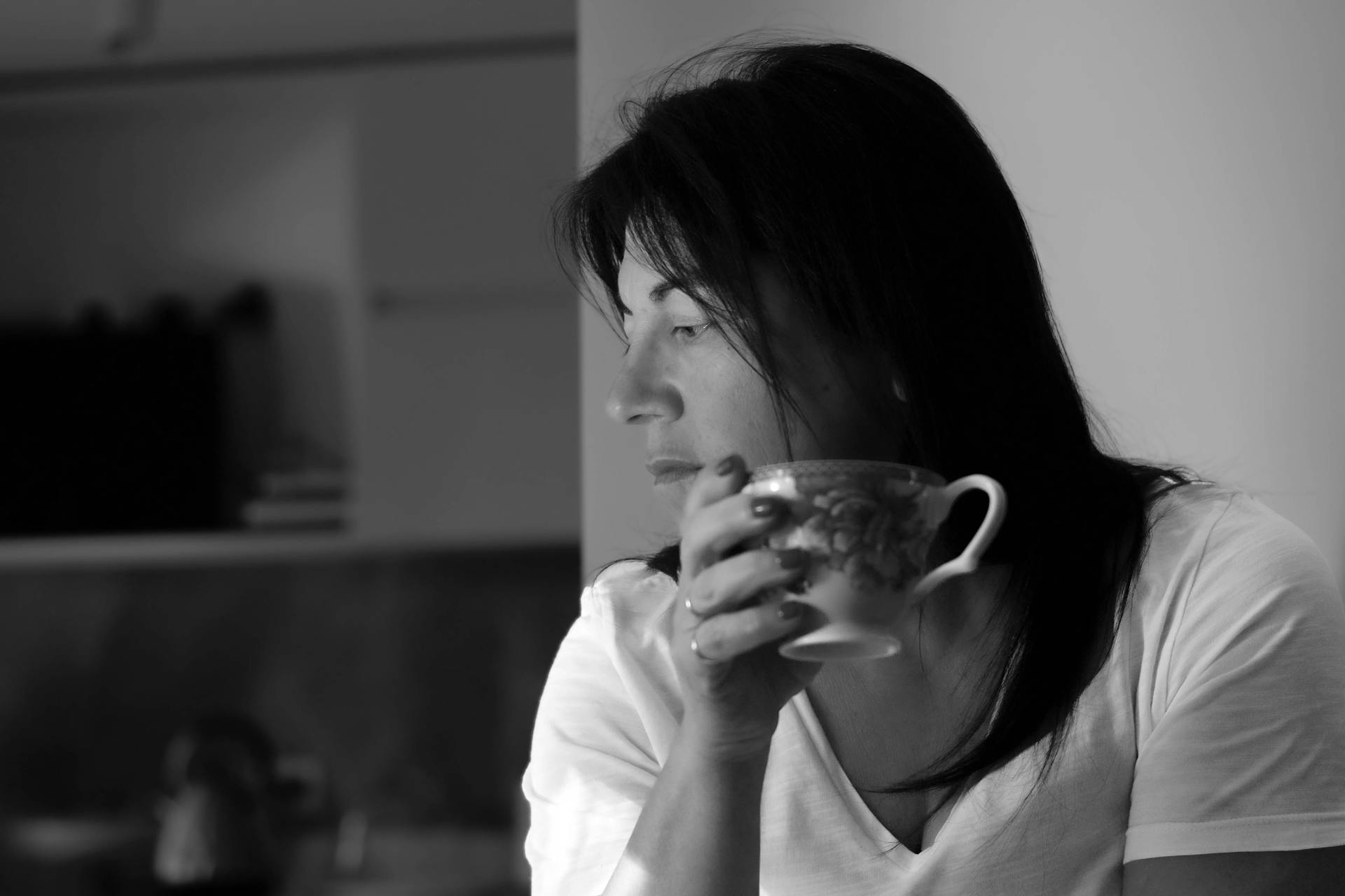 Une femme tenant une tasse en céramique et regardant vers le bas | Source : Pexels