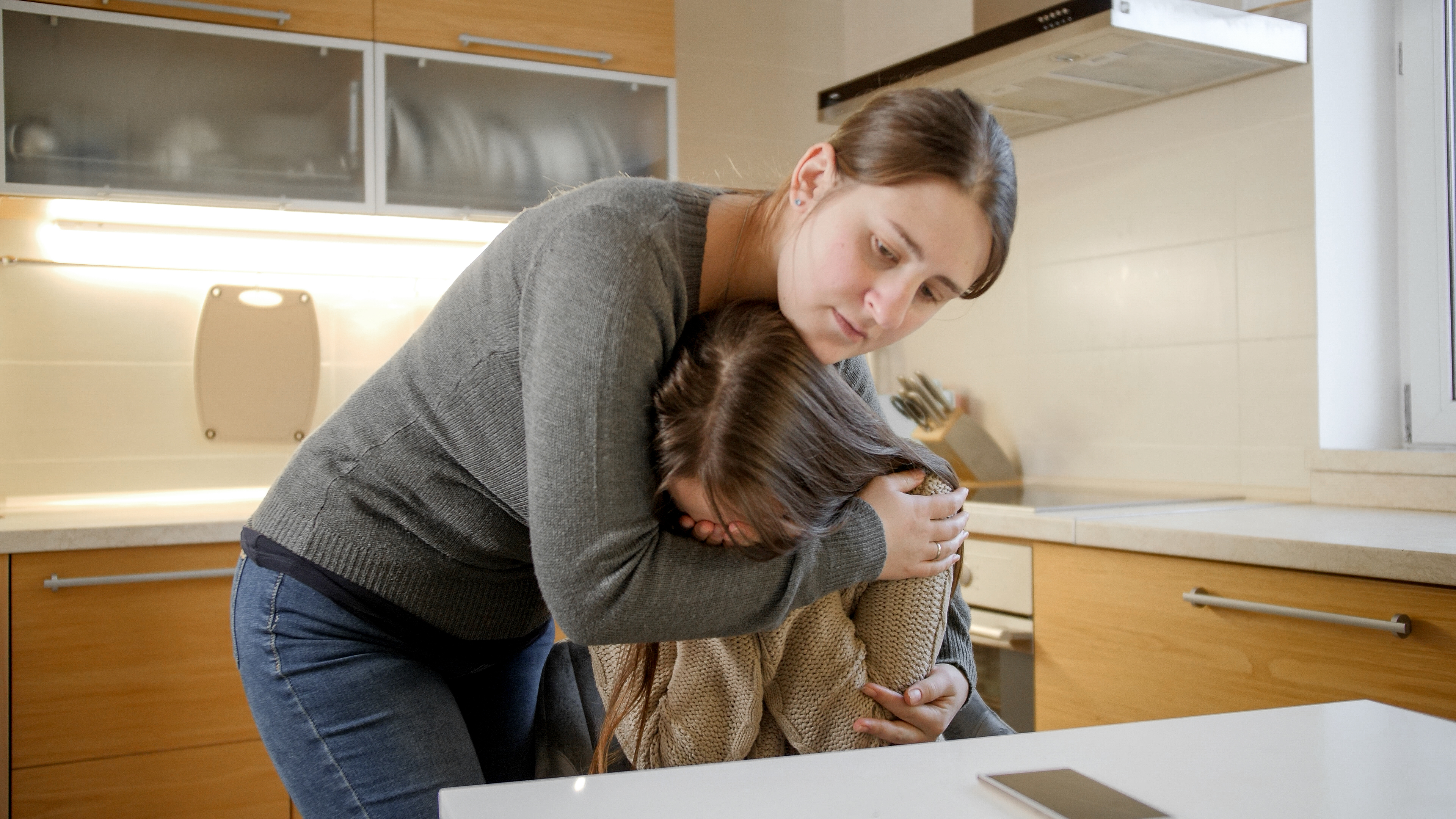 Une adolescente pleure et sa mère la réconforte | Source : Shutterstock