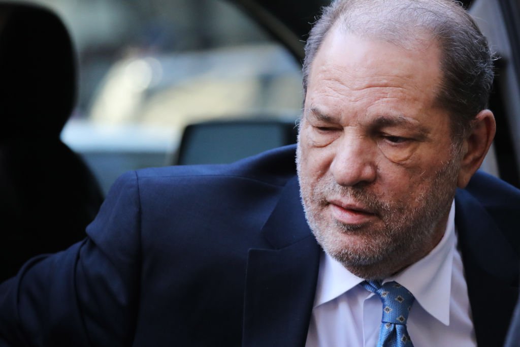 Harvey Weinstein entre dans un palais de justice de Manhattan alors qu'un jury poursuit les délibérations de son procès le 24 février 2020. | Photo : Getty Images