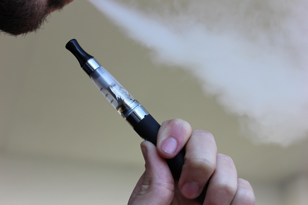 Un homme tenant un stylo de vapotage | Source : Pixabay