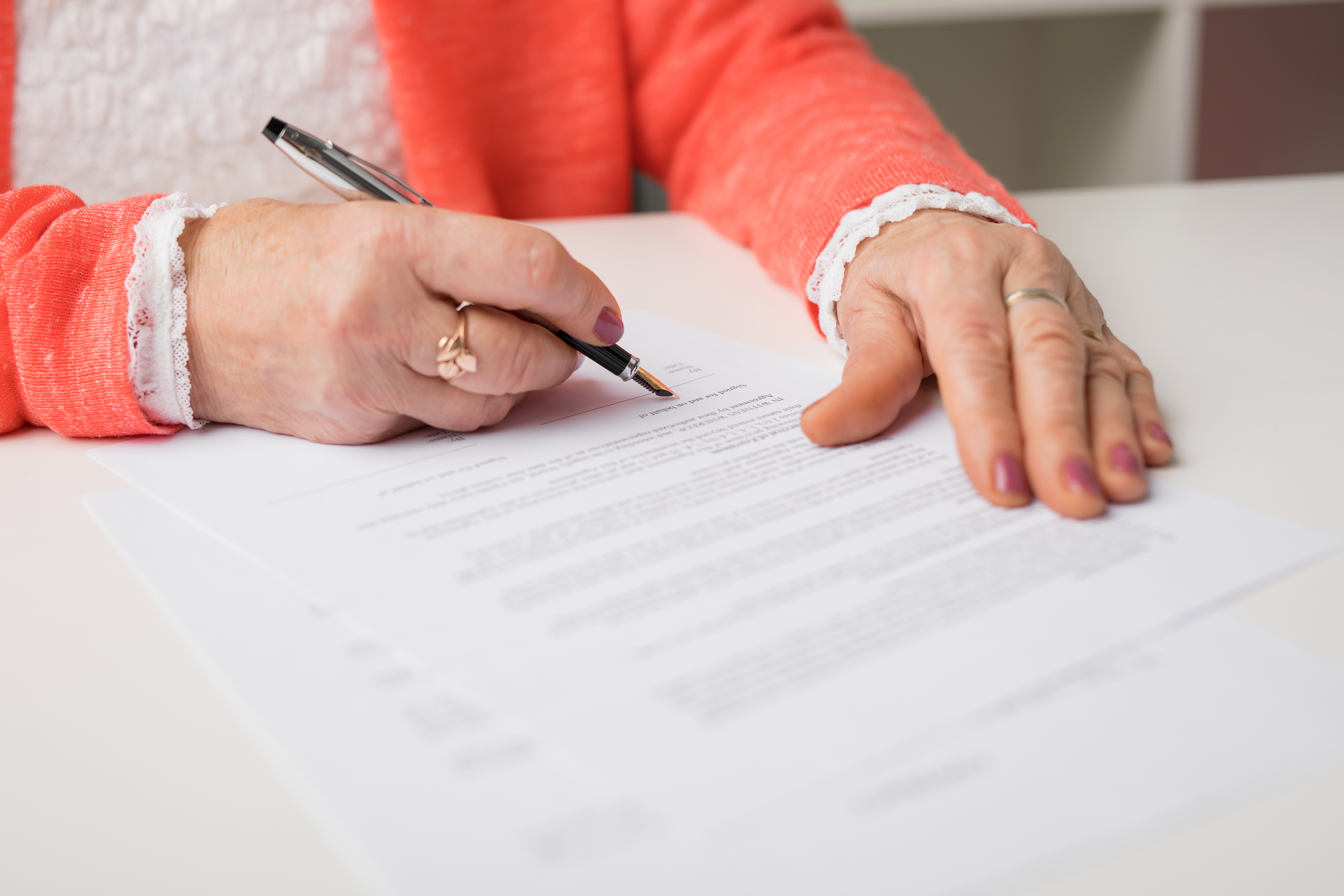 Femme âgée signant un document | Source : Shutterstock