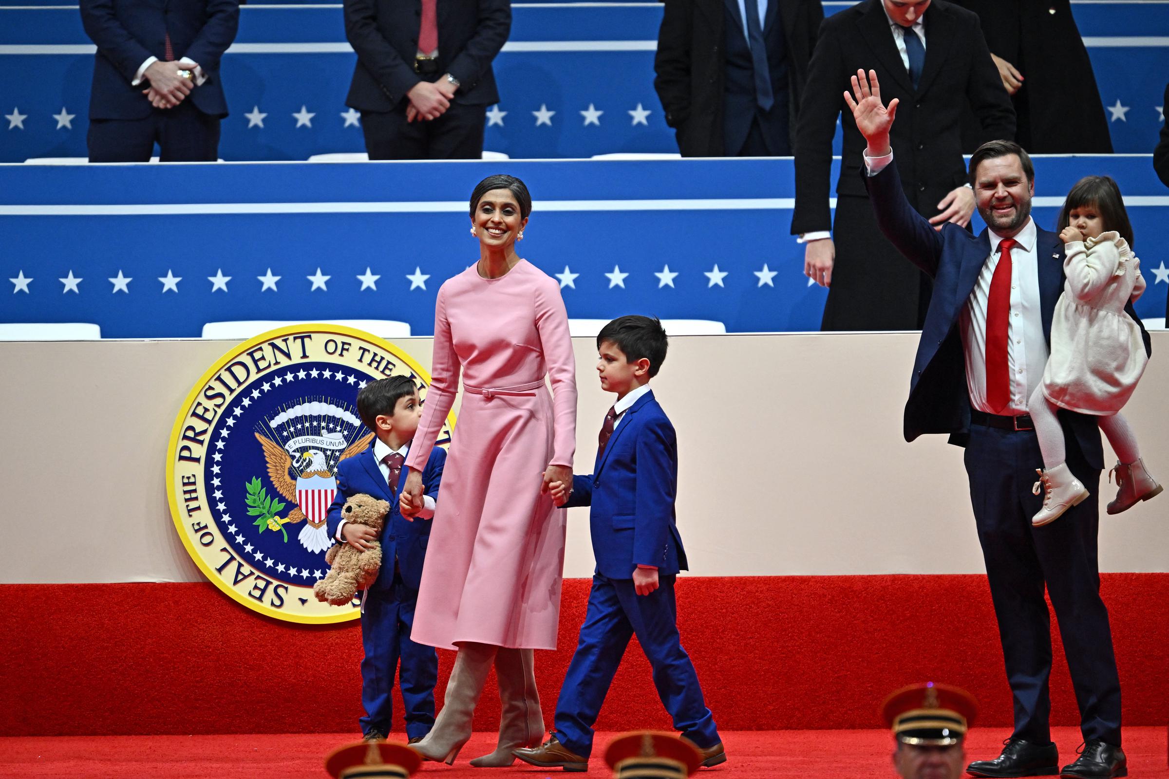 Le vice-président américain, J.D. Vance, Usha Vance et leurs trois enfants montent sur scène au Capital One Arena à Washington, D.C., le 20 janvier 2025 | Source : Getty Images