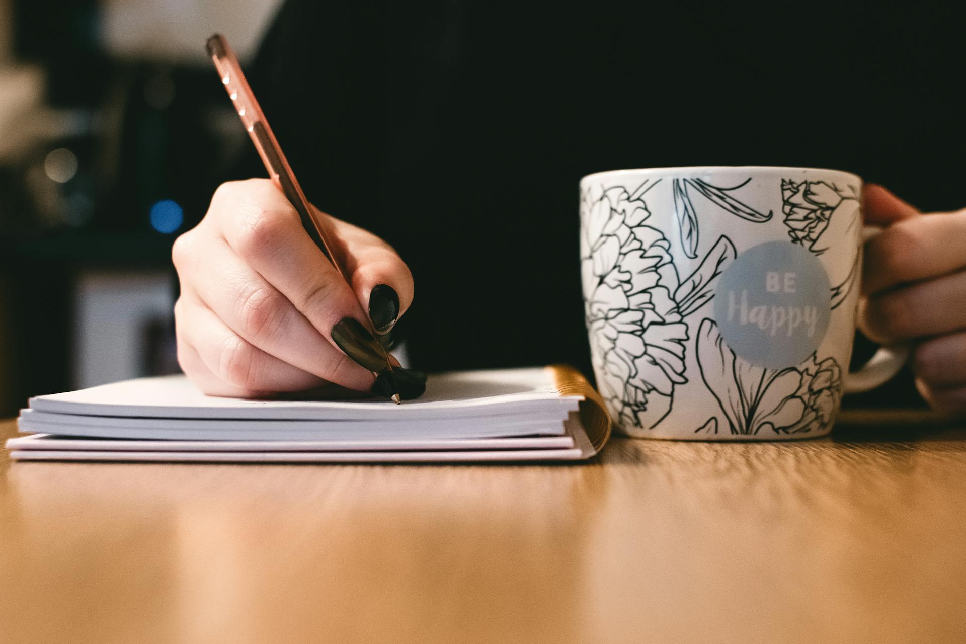 Une femme qui écrit dans un cahier | Source : Pexels