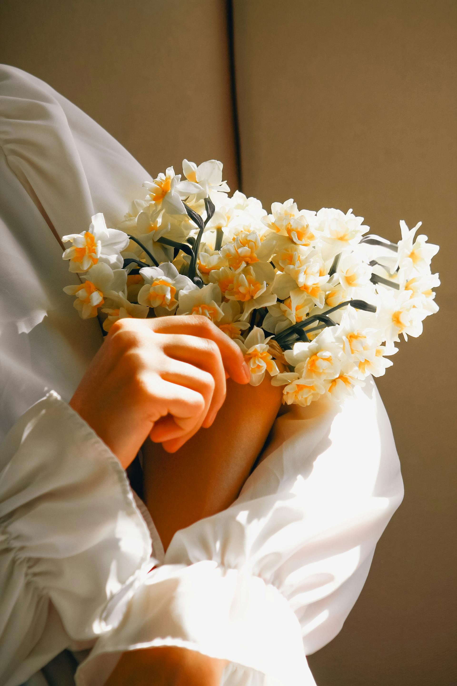 Une femme tenant des fleurs | Source : Pexels