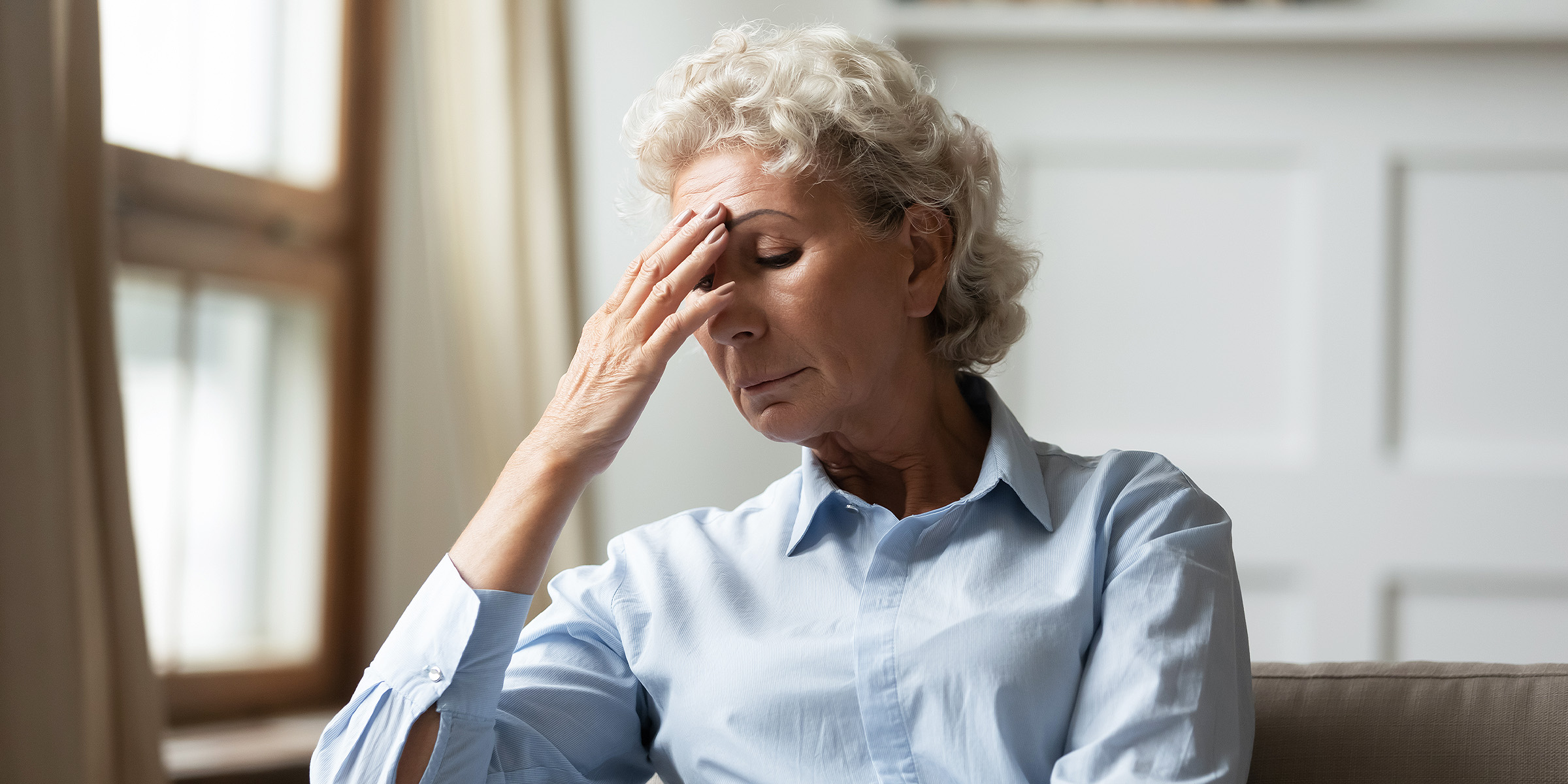Une femme qui ressent de la douleur | Source : Shutterstock