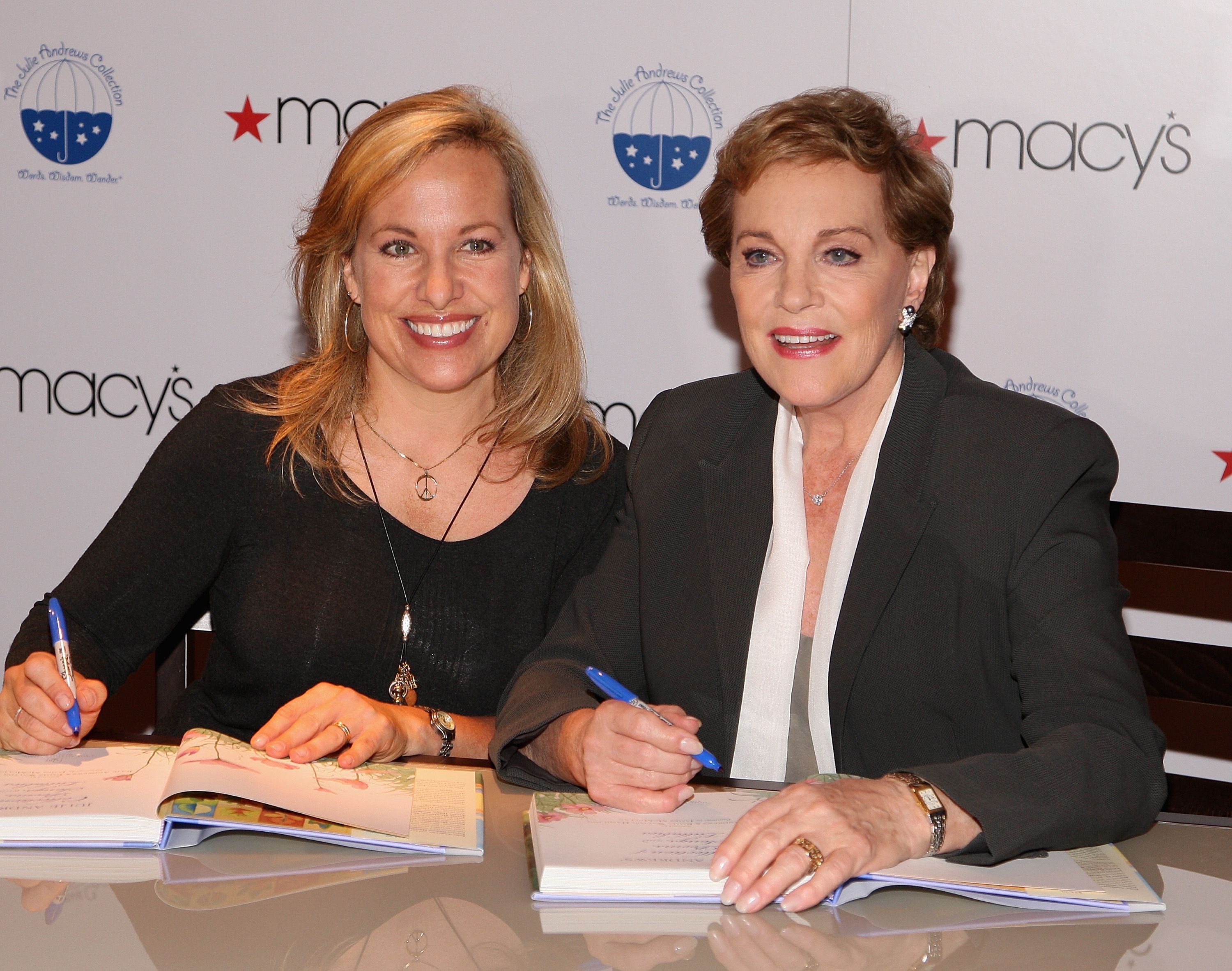 Emma Walton Hamilton et sa mère Julie Andrews au Macy's Herald Square le 8 octobre 2009 à New York. | Photo : Getty Images