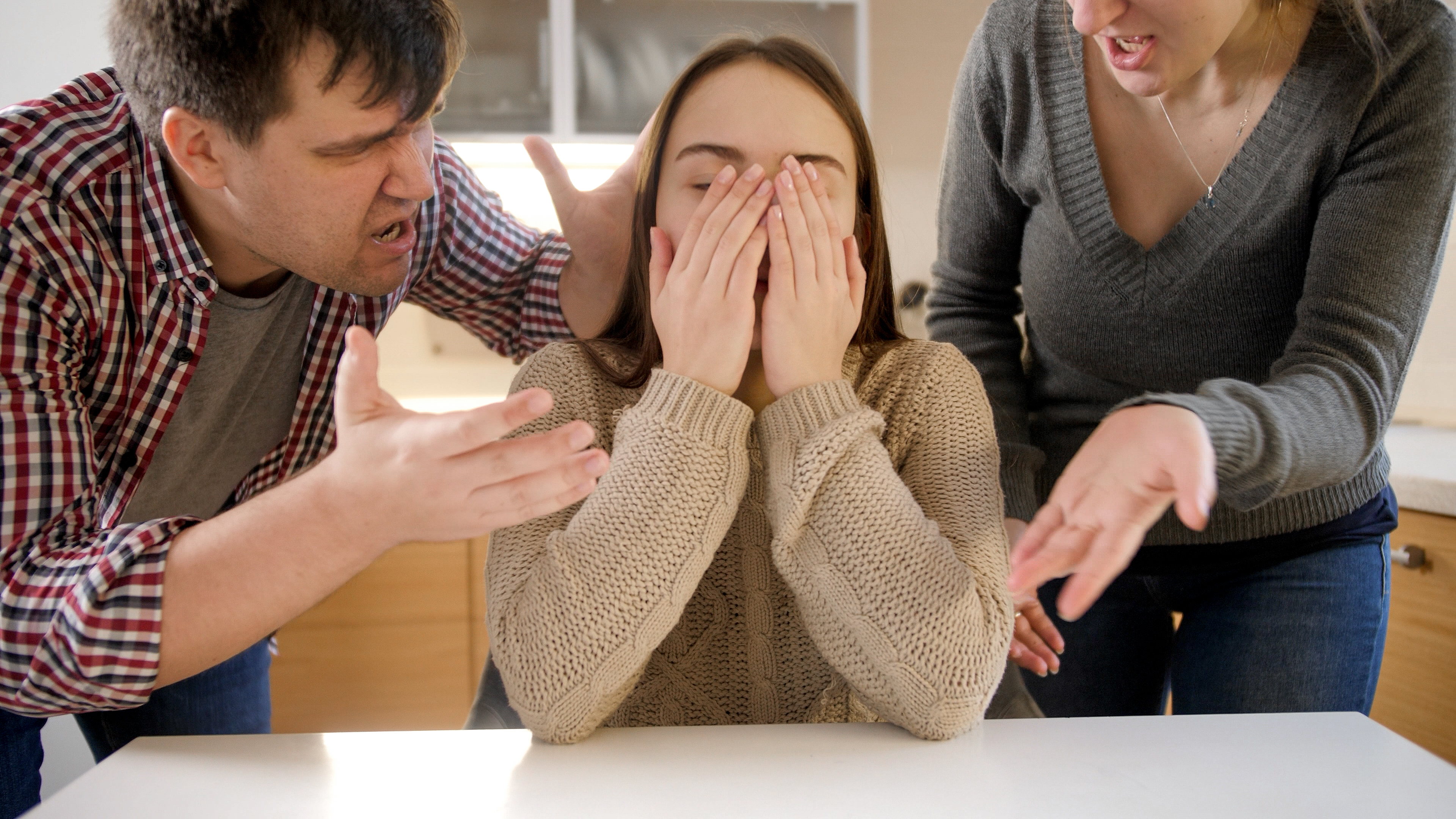 Une adolescente qui pleure après un conflit avec ses parents | Source : Shutterstock