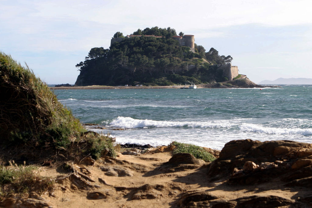 Photo prise le 17 mai 2007 du fort de Brégançon sur une presqu'île rocheuse de 35 mètres d'altitude située sur la commune de Bormes-les-Mimosas à l'extrémité est de la rade d'Hyère | Source : Getty Images