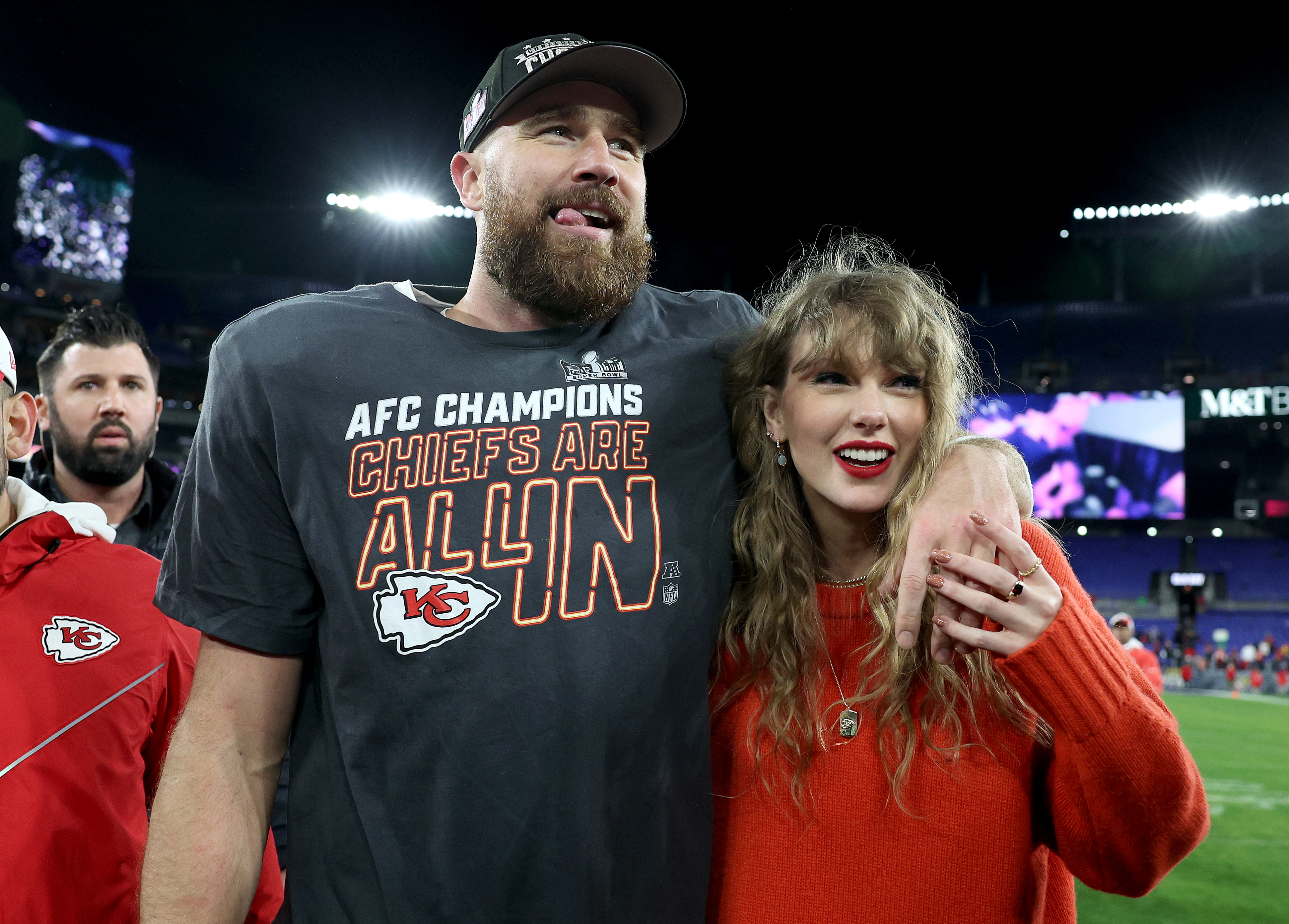 Travis Kelce #87 des Chiefs de Kansas City célèbre avec Taylor Swift après une victoire 17-10 contre les Ravens de Baltimore le 28 janvier 2024 à Baltimore, Maryland | Source : Getty Images