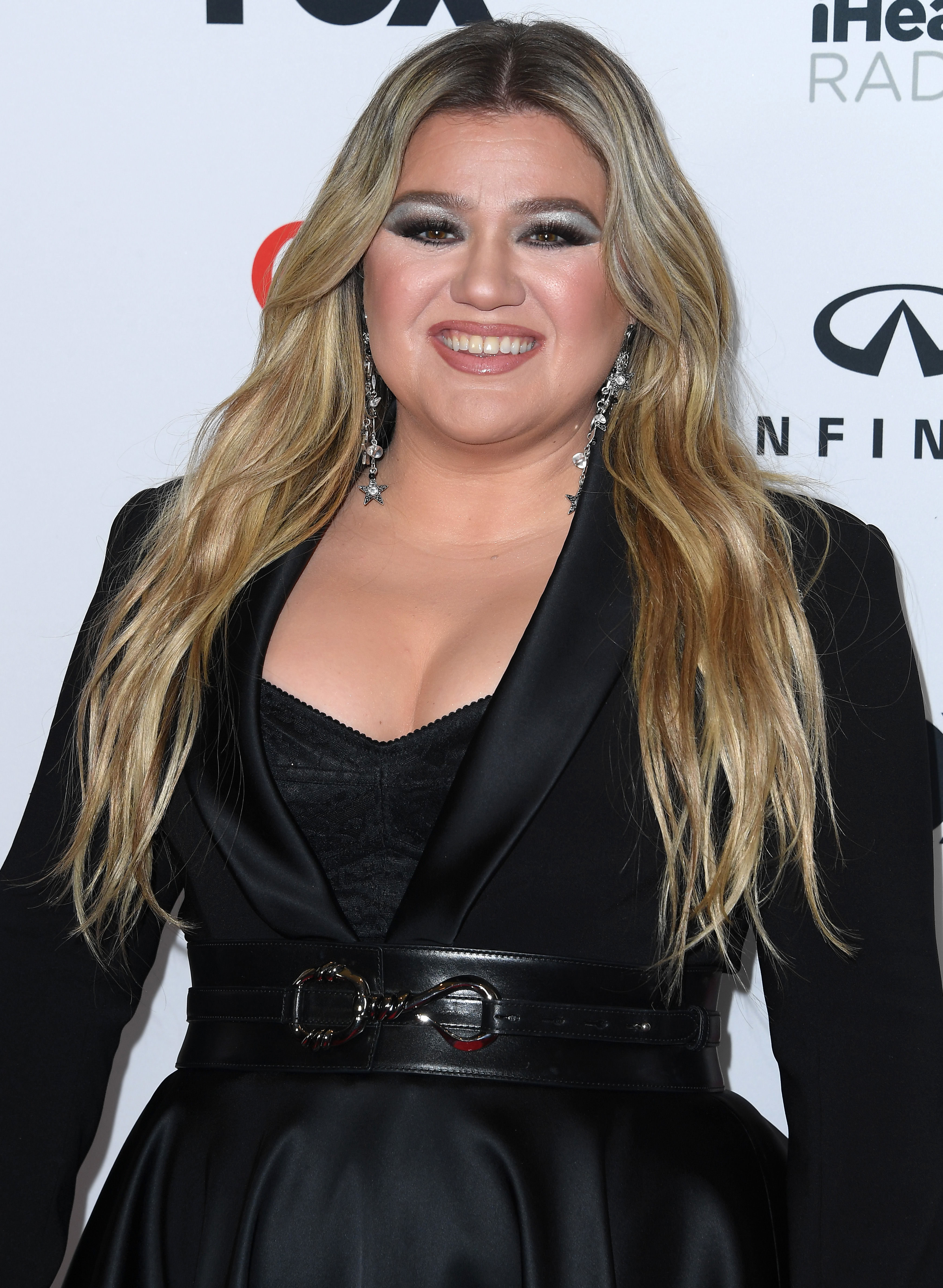 Kelly Clarkson prend la pose lors des iHeartRadio Music Awards 2023, le 27 mars 2023 à Hollywood, en Californie. | Source : Getty Images