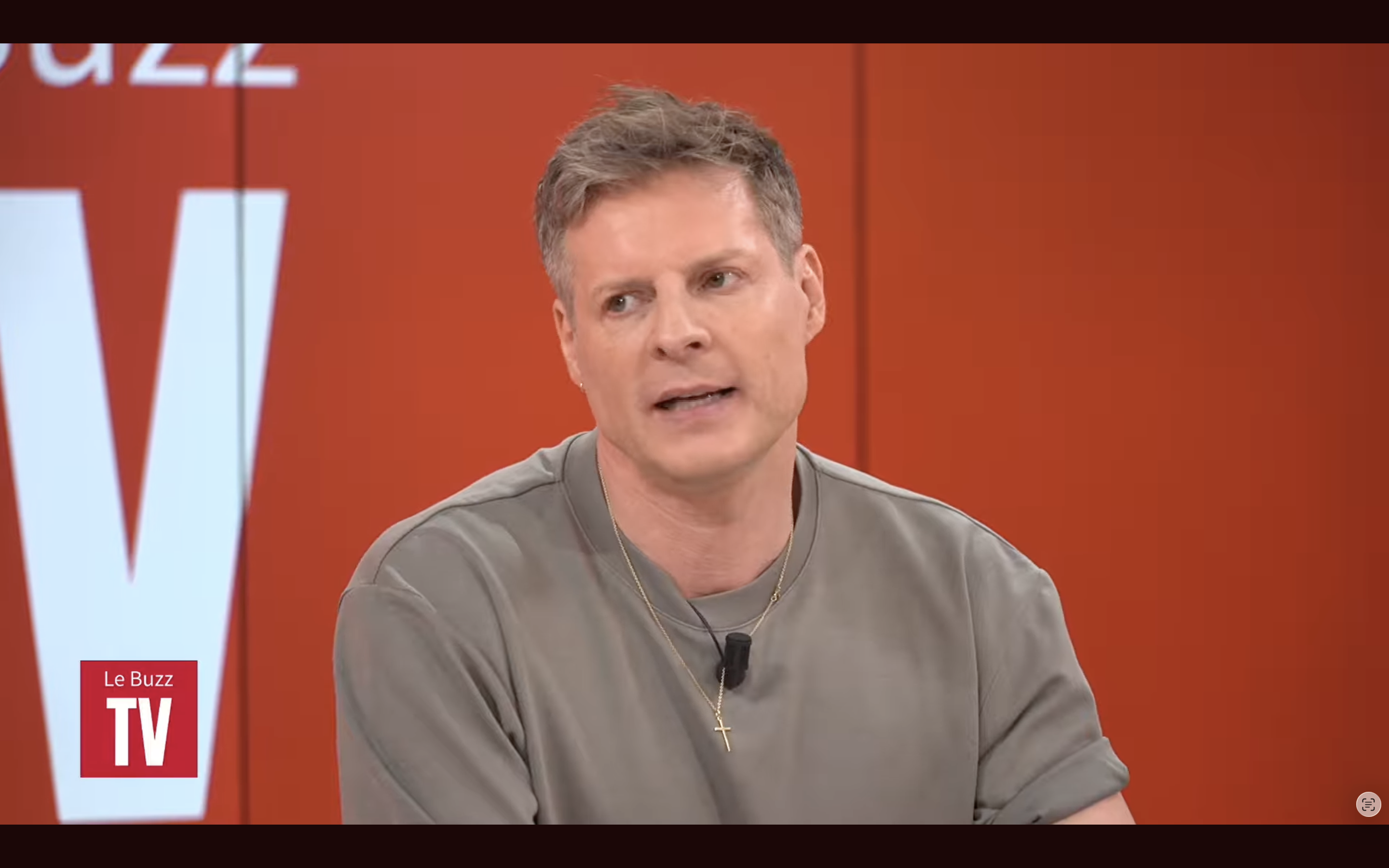 Matthieu Delormeau sur le plateau de Buzz TV I Source : https://www.youtube.com/watch?v=Sl-0F0QA028&list=PL_3P3xgnwTL1ew15AmUTiWCtfhnCw6ovS&index=2