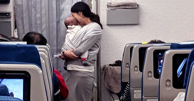 Une jeune mère photographiée avec son bébé de 4 mois pendant le vol. | Photo : facebook.com/dave.corona1