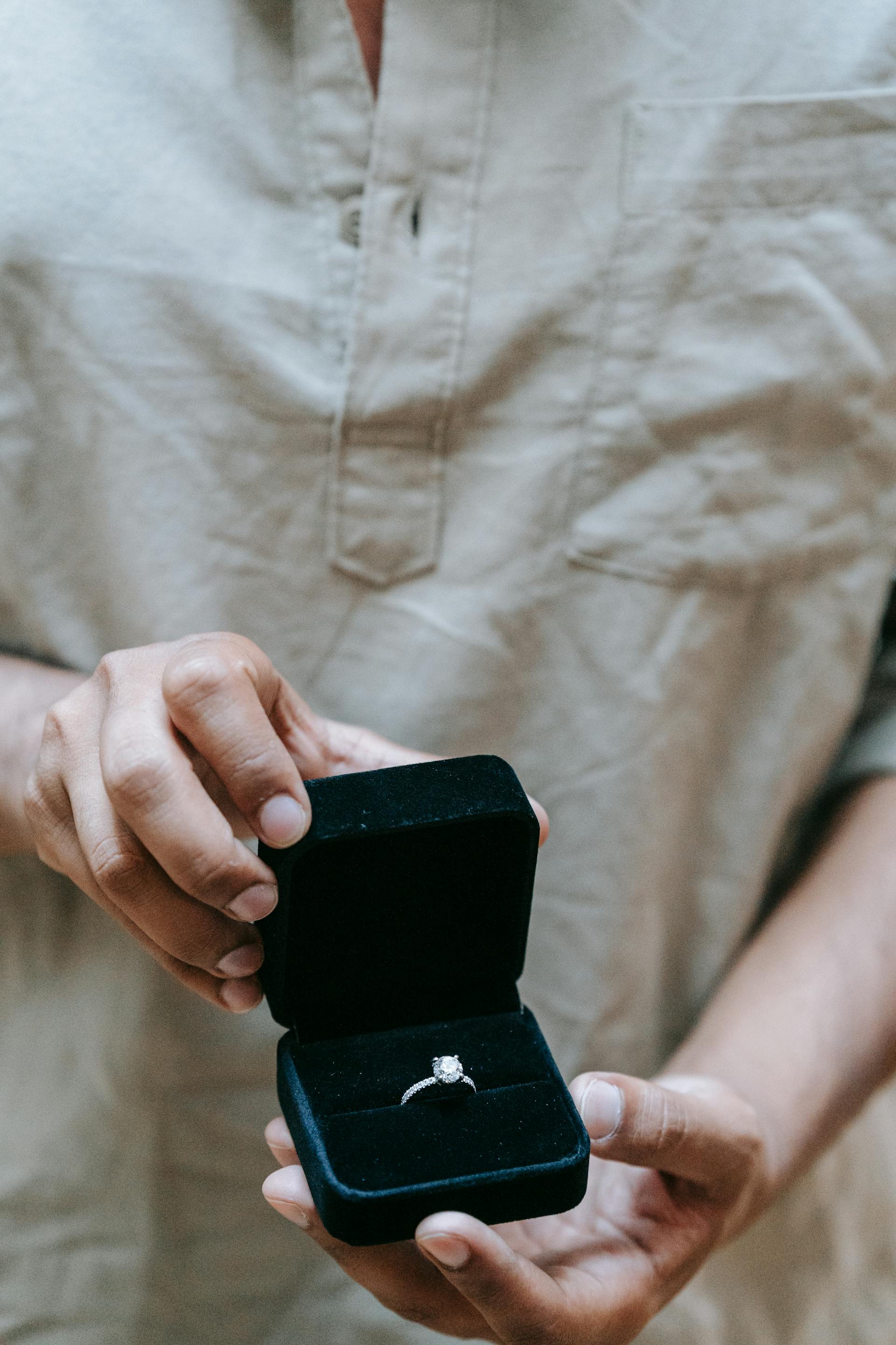 Un homme qui fait une demande en mariage | Source : Pexels