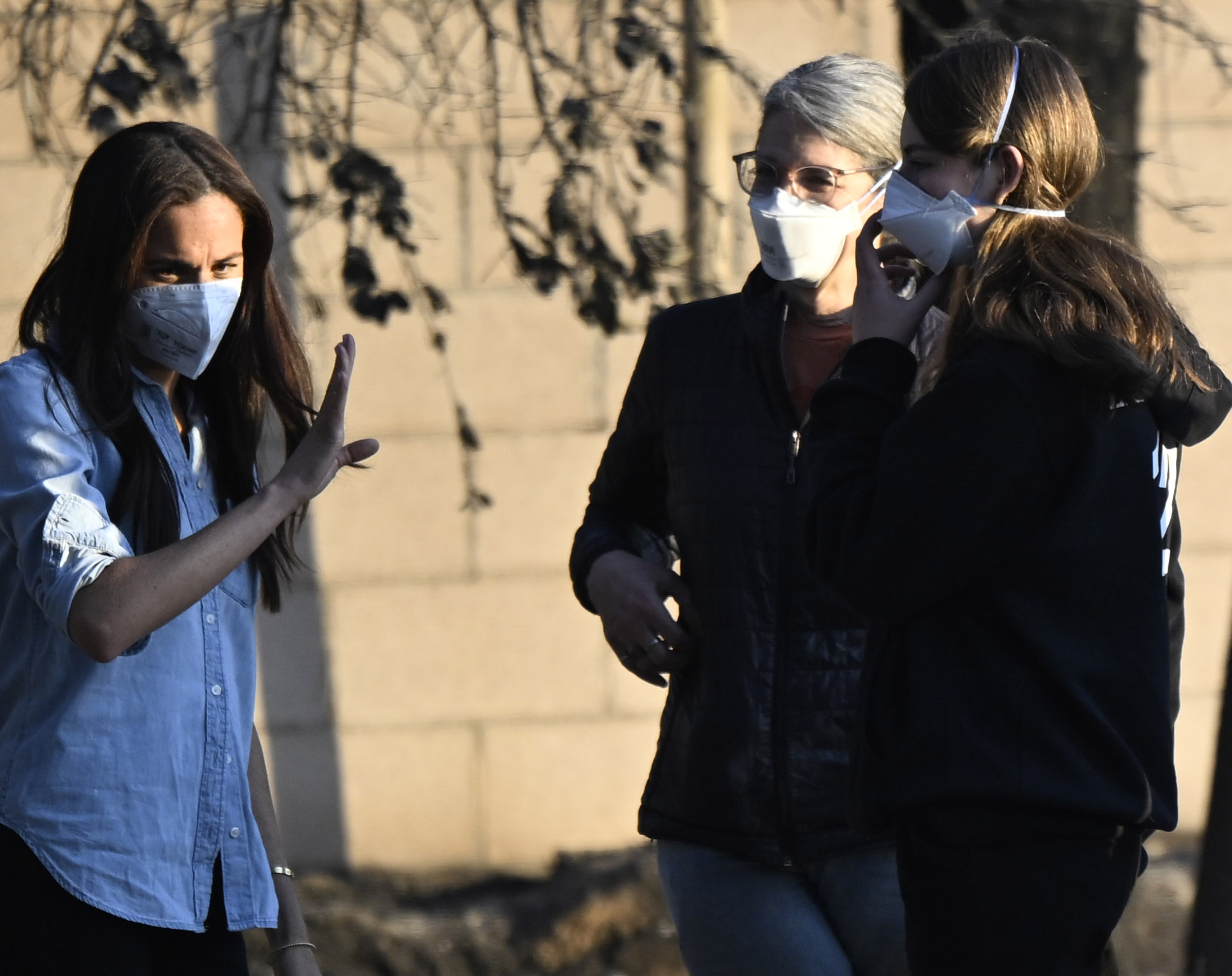 Meghan Markle avec deux femmes non identifiées à Altadena le 10 janvier 2025 | Source : Getty Images