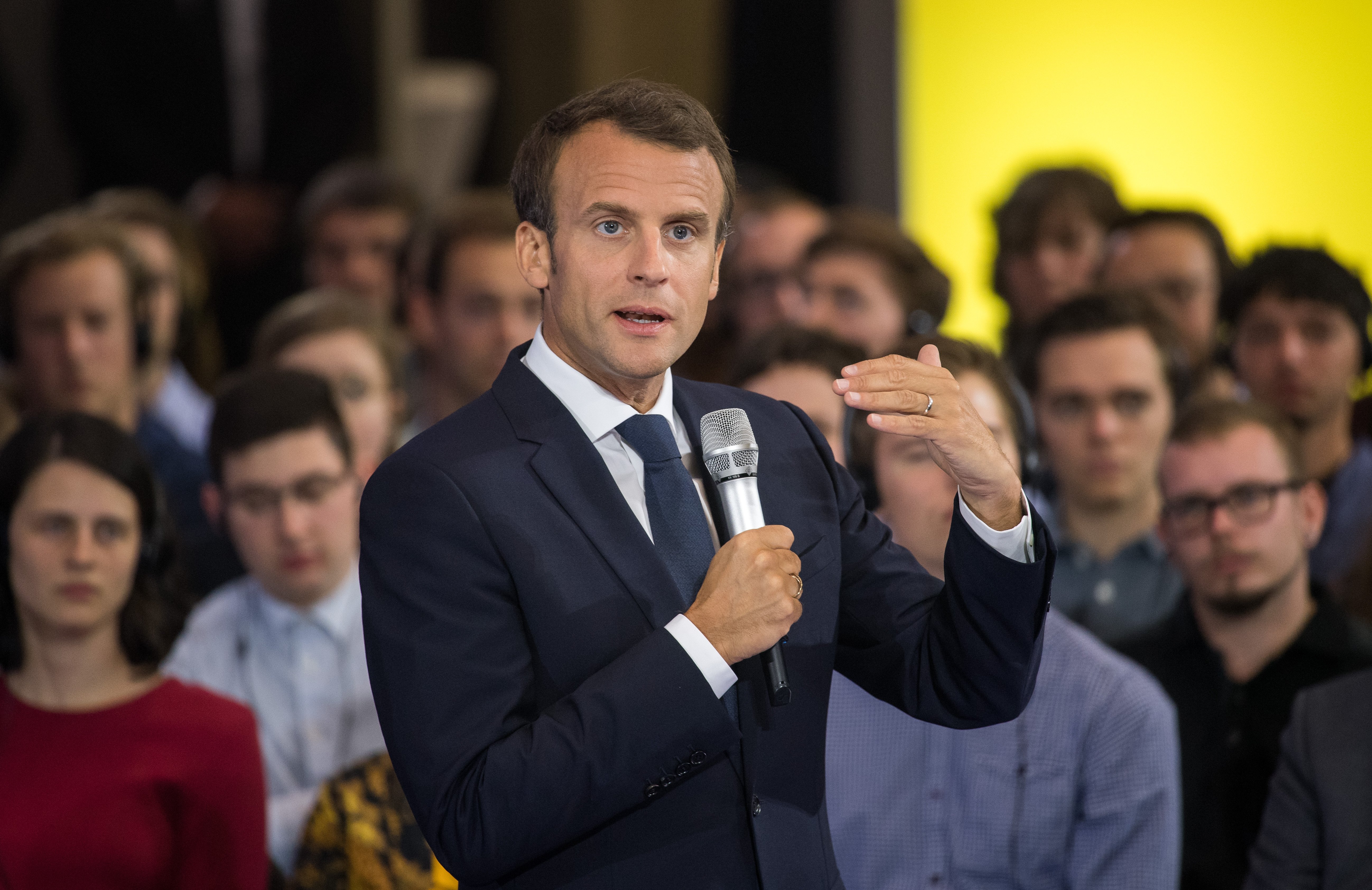 Emmanuel Macron s'entretient avec des étudiants de l'Université RWTH d'Aix-la-Chapelle le 10 mai 2018, en Allemagne. | Photo : Getty Images