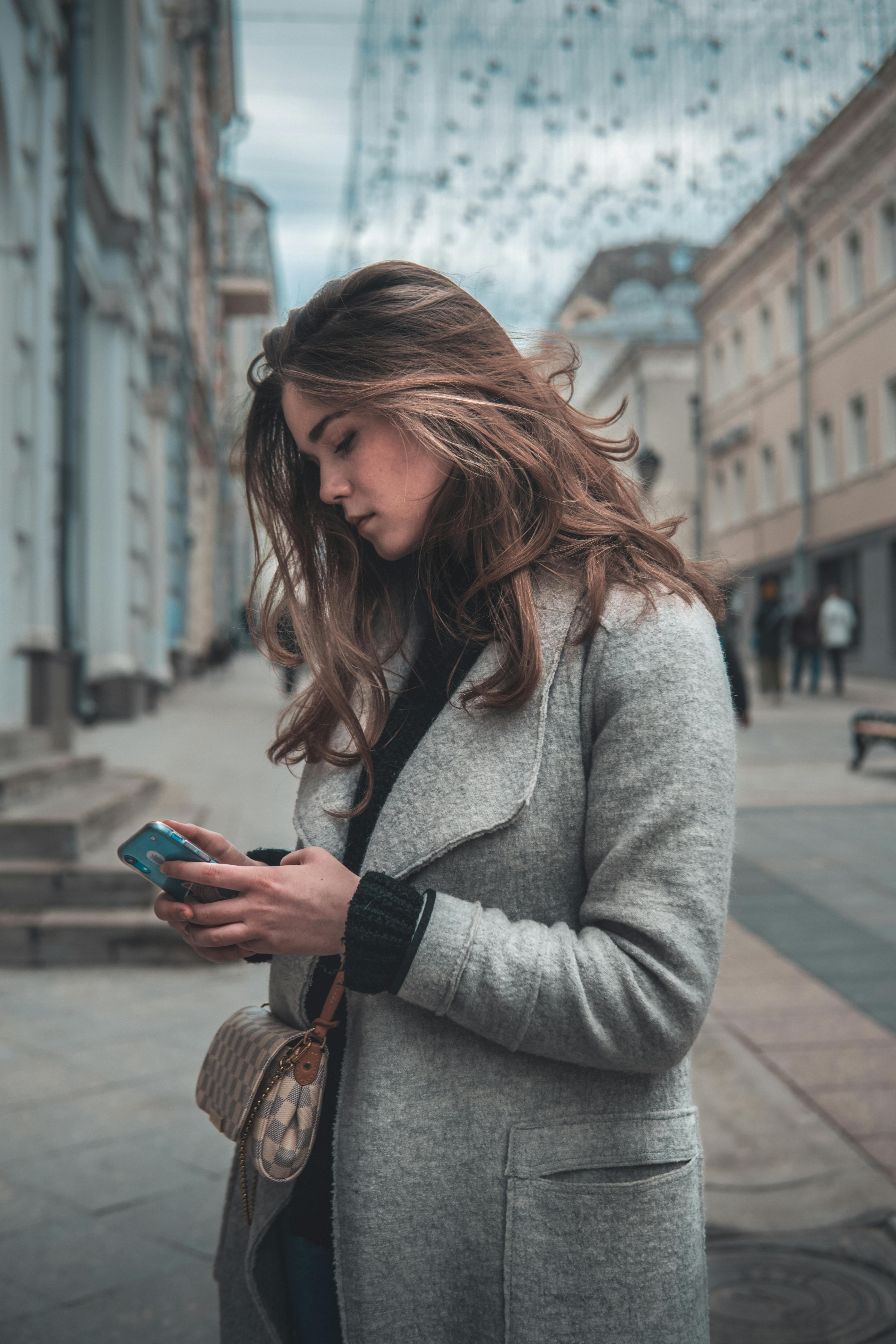 Une femme dans la rue utilisant son téléphone | Source : Pexels