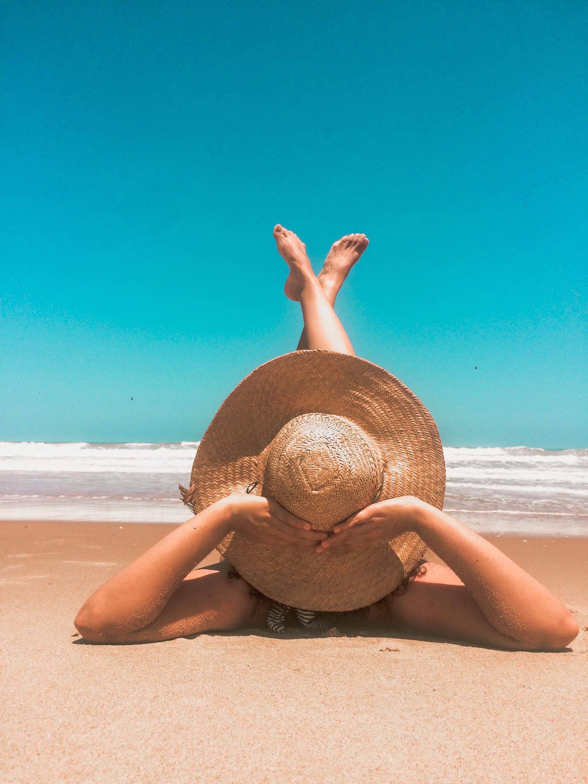 Une femme qui se détend sur une plage | Source : Pexels