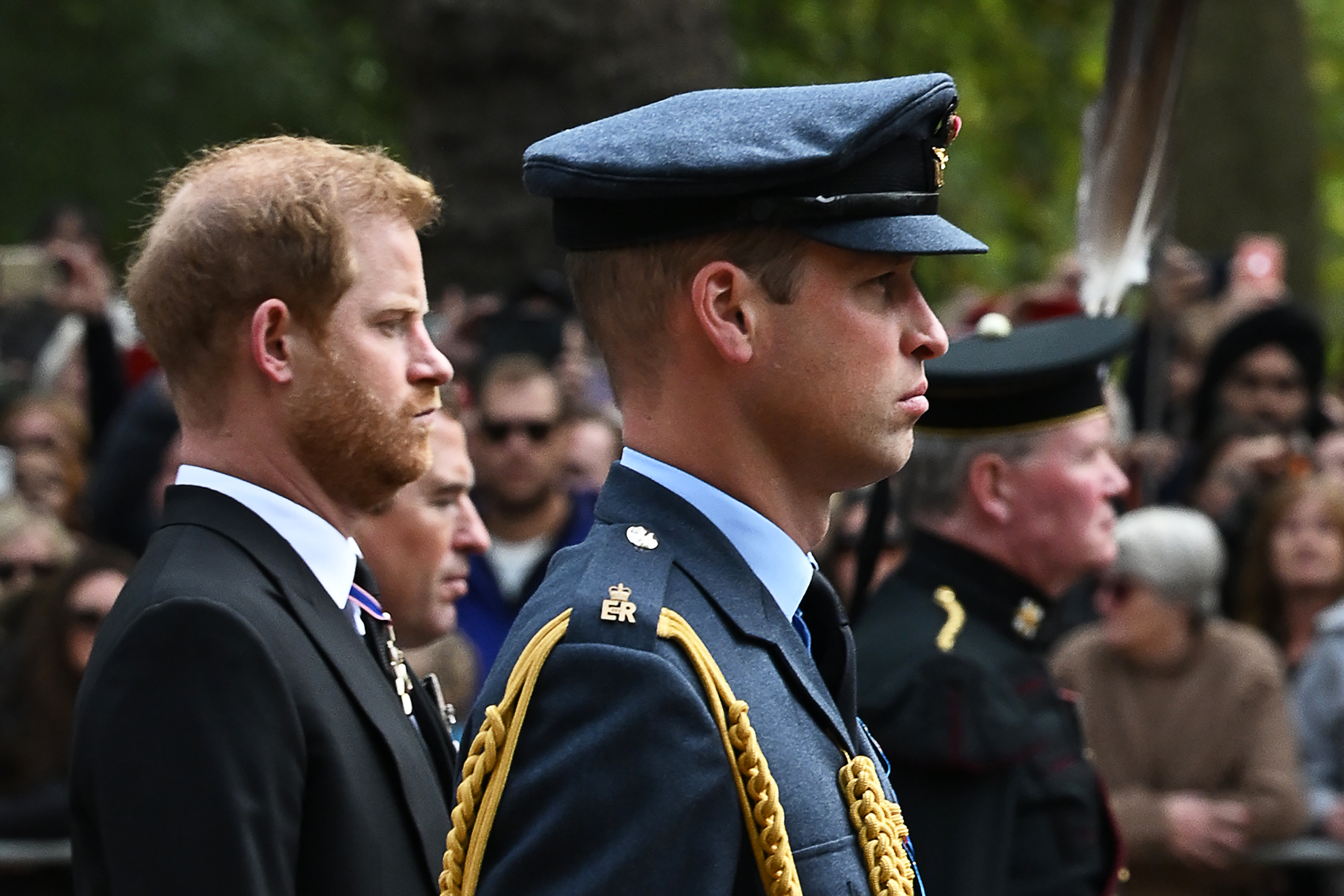 Le prince Harry et le prince William suivent le cercueil de la défunte reine Élisabeth II à Londres, en Angleterre, le 19 septembre 2022 | Source : Getty Images