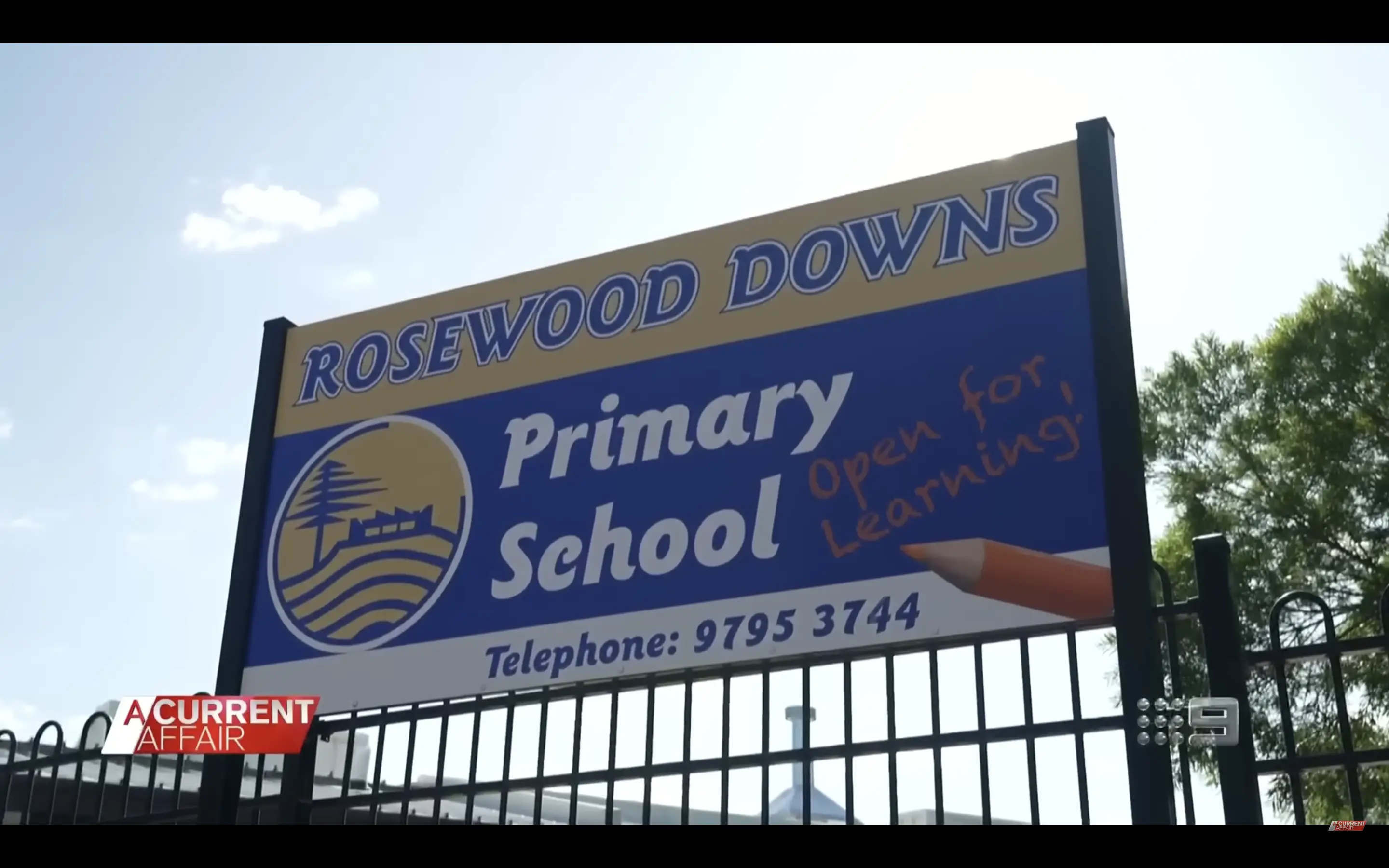 Un panneau de l'école primaire de Rosewood Downs. │Source : youtube.com/A Current Affair