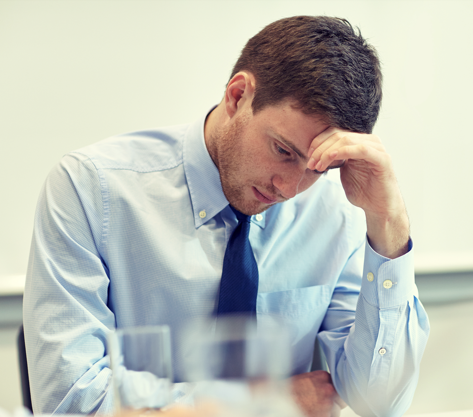 Hombre triste está pensando | Fuente: Shutterstock.com