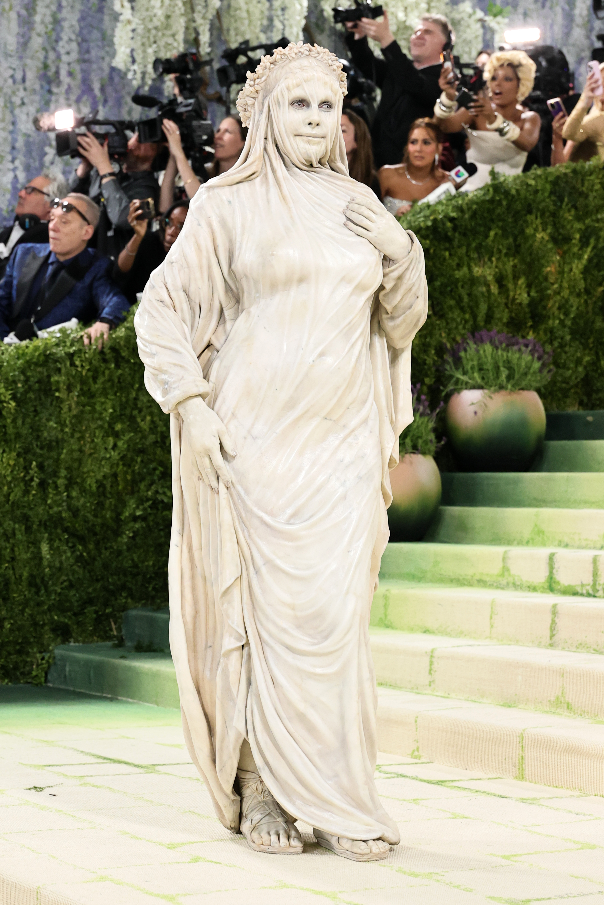 Heidi Klum dans un look inspiré des statues lors du Met Gala | Source : Getty Images