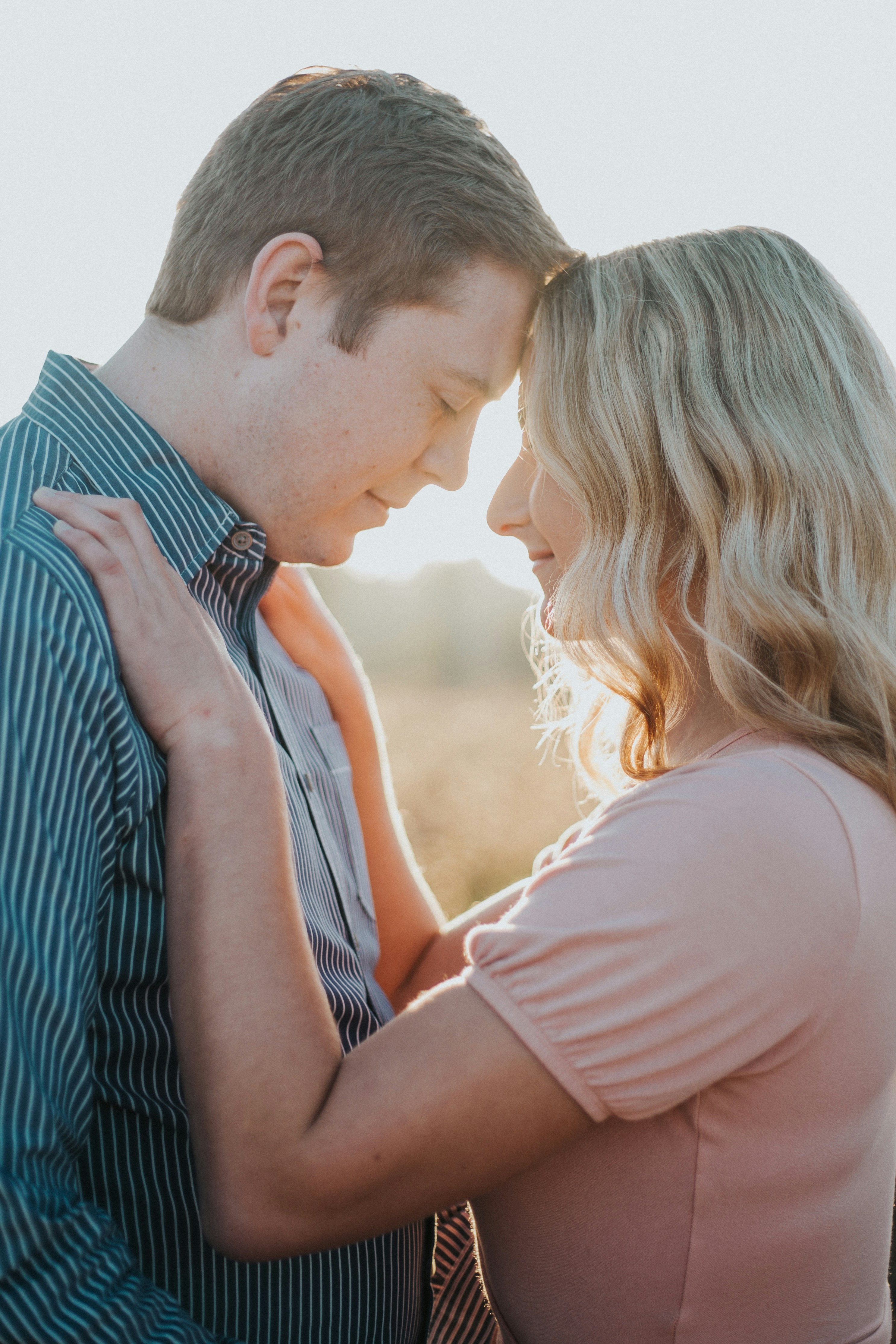 Un couple heureux qui parle | Source : Unsplash