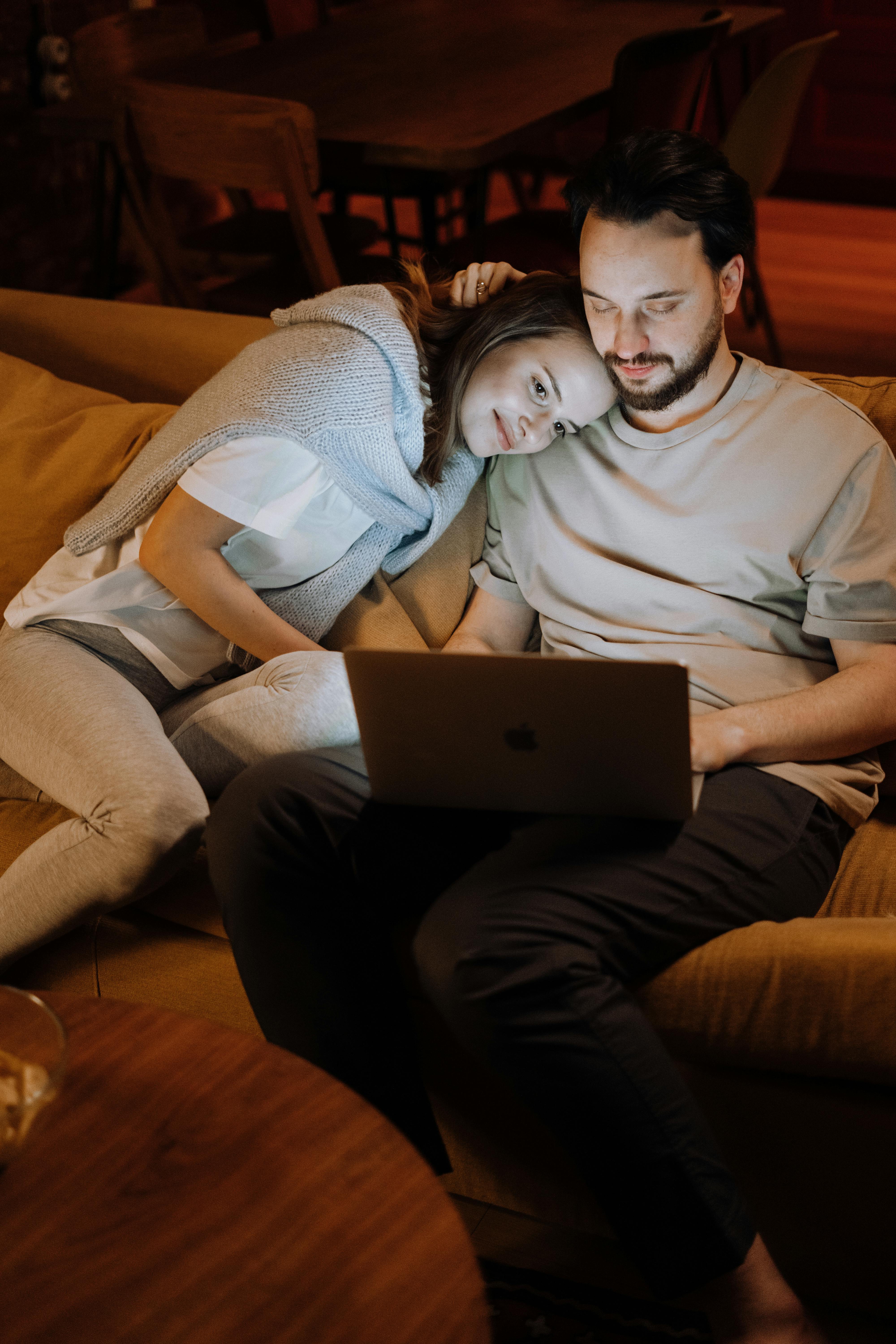 Un couple qui se détend à la maison | Source : Pexels