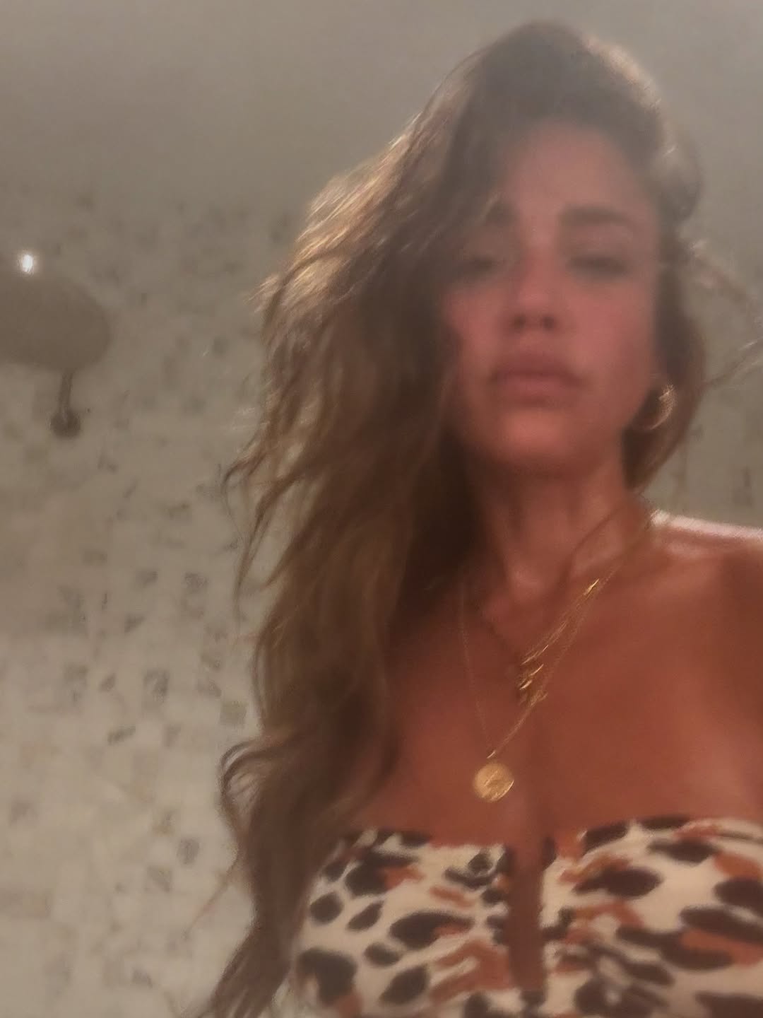 Jessica Alba dans le sauna pendant ses vacances de son carrousel daté du 1er juin 2025 | Source : Instagram/jessicaalba