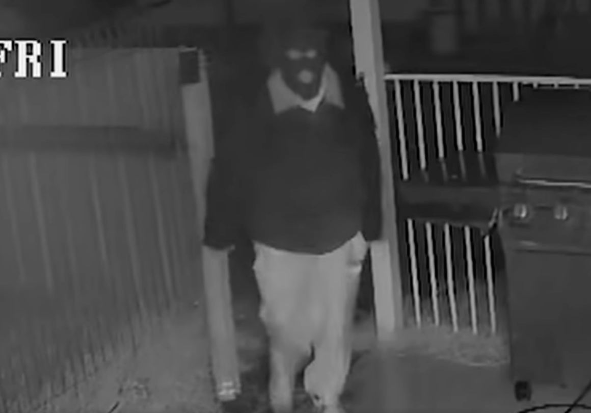 Des images de vidéosurveillance montrent un homme masqué s'introduisant dans une maison | Source : Facebook.com/7NEWS Perth