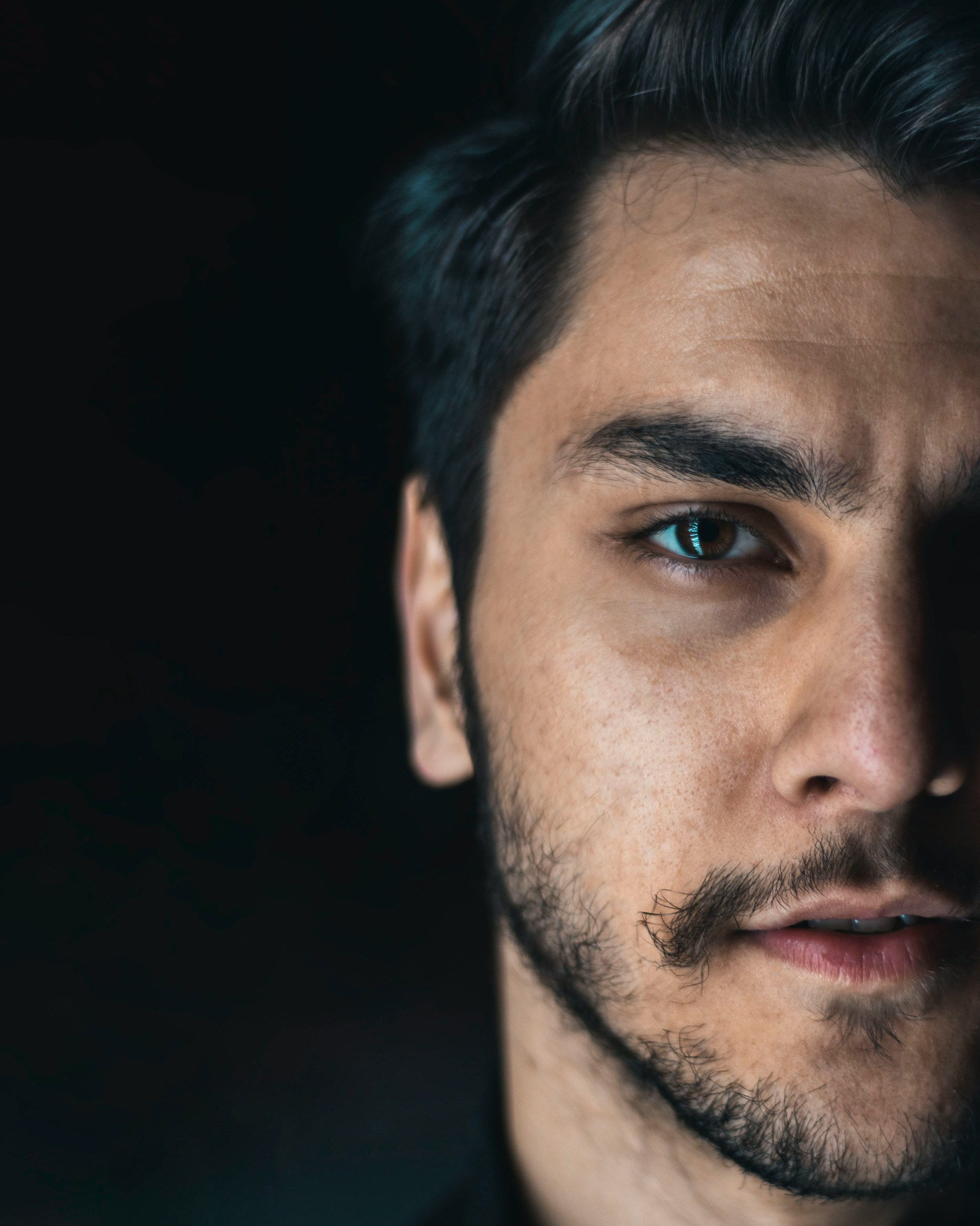 Un homme qui regarde fixement quelqu'un | Source : Unsplash