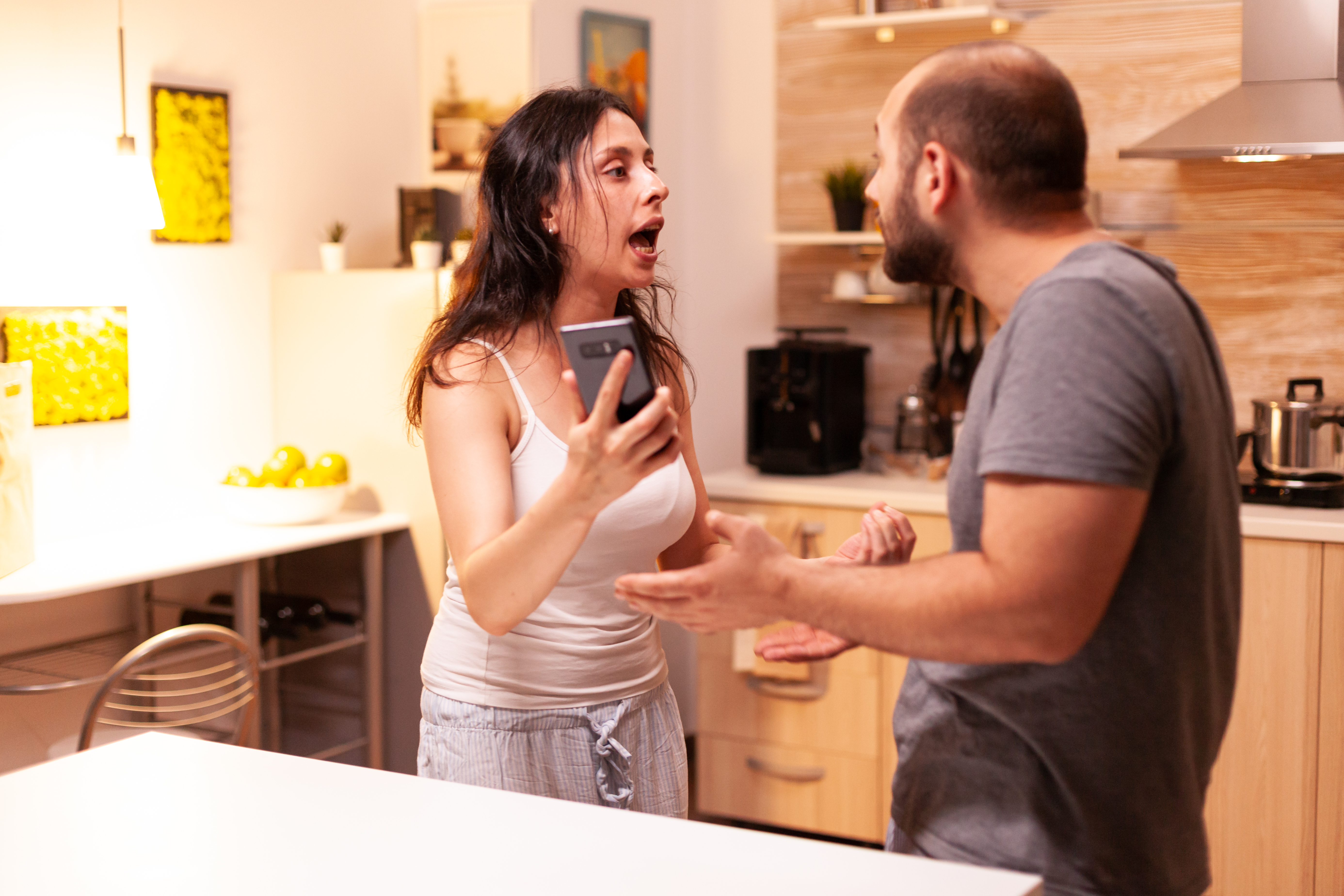 Une femme en colère qui demande des explications à son mari | Source : Shutterstock