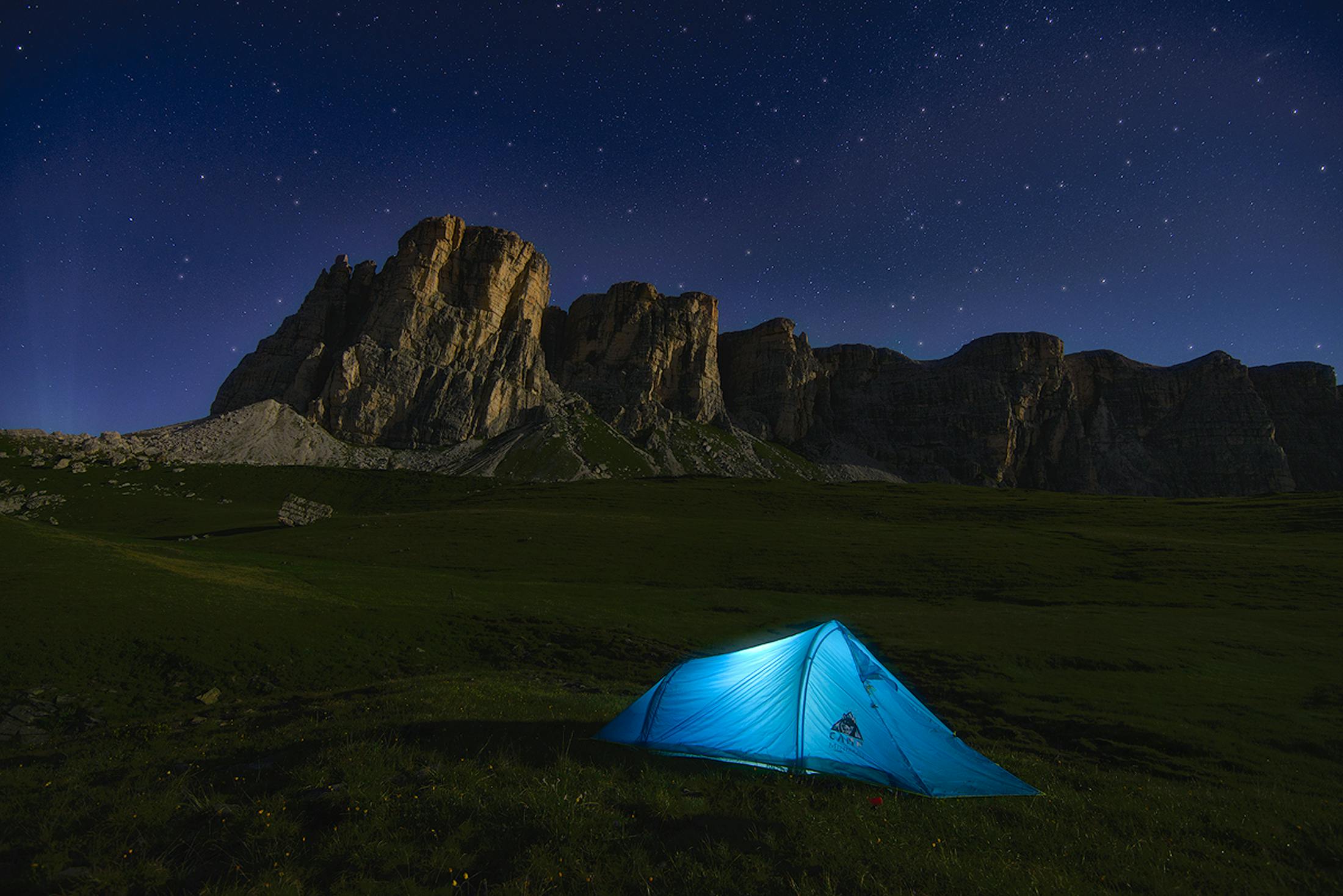 Une tente et des montagnes | Source : Pexels