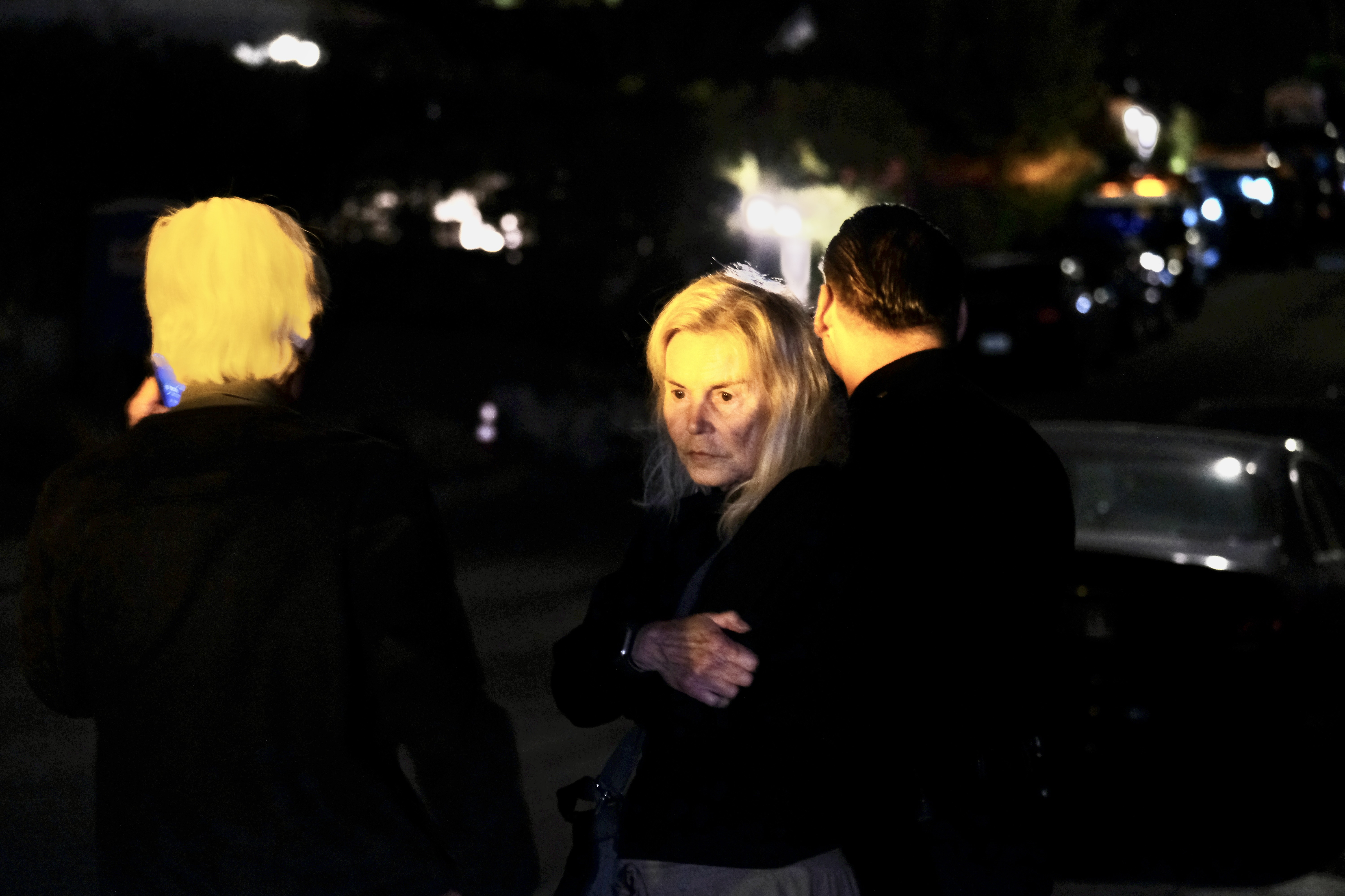 Le beau-père de Matthew Perry, Keith Morrison, et sa mère Suzanne Perry, sont vus à l'extérieur de la maison de Perry la nuit de sa mort, le 28 octobre 2023 à Pacific Palisades, en Californie | Source : Getty Images