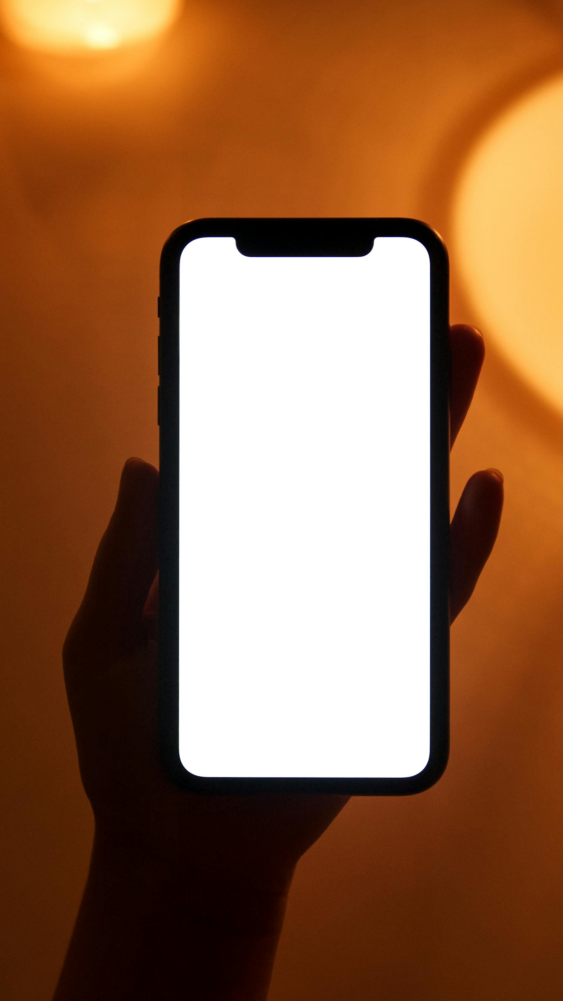Une personne tenant un téléphone | Source : Pexels