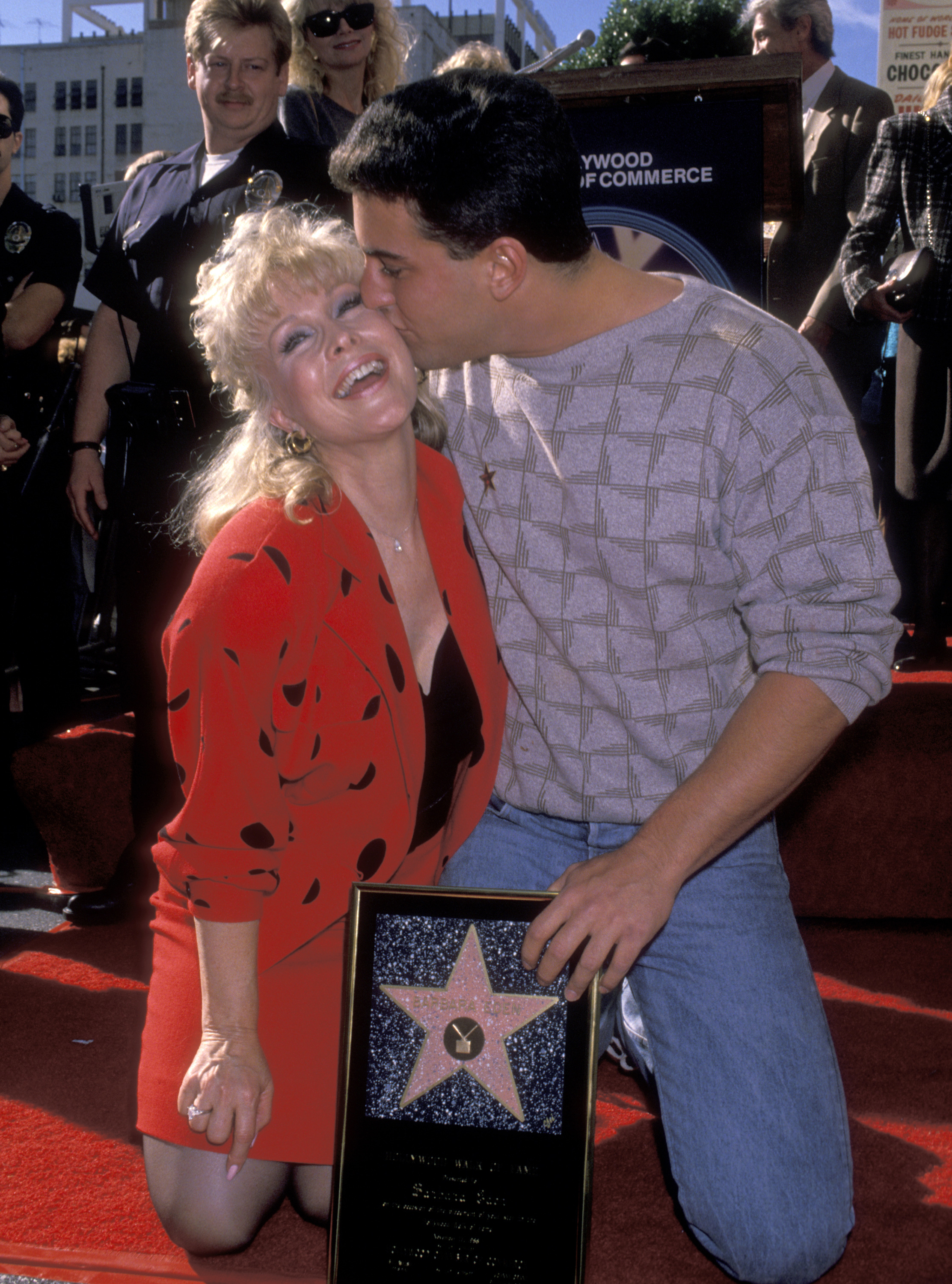 Barbara Eden et Matthew Ansara assistent à la "cérémonie du Hollywood Walk of Fame honorant Barbara Eden d'une étoile" à Hollywood, Californie, le 17 novembre 1988. | Source : Getty Images