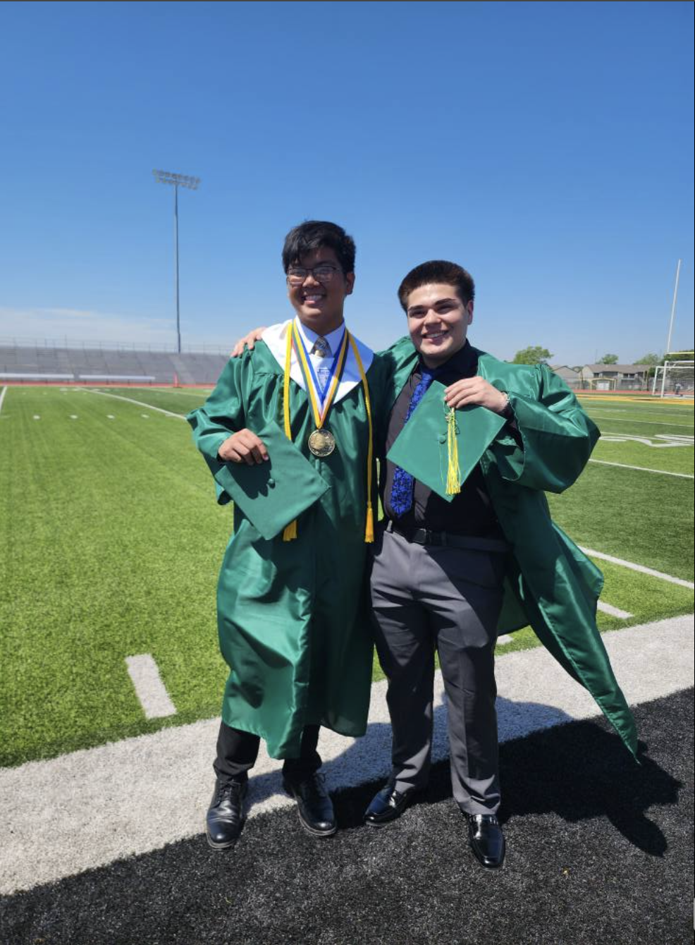 Austin Tran et son ami Hector le jour de leur remise de diplôme, daté du 15 mai 2025 | Source : Facebook/anntravels2