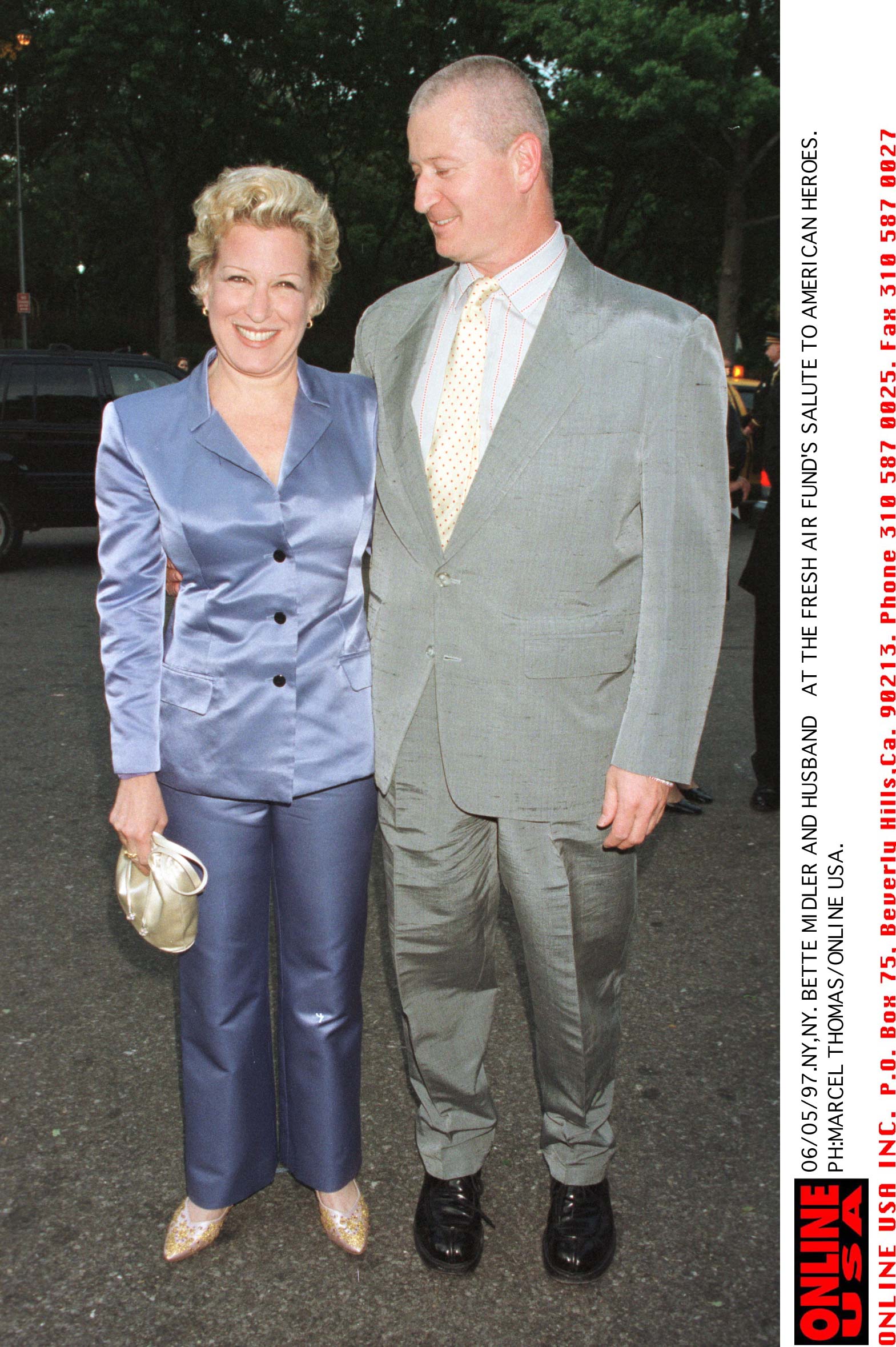 La chanteuse Bette Midler et son mari Martin von Haselberg lors de l'hommage aux héros américains organisé par le Fresh Air Fund au restaurant Tavern of the Green en 1997 | Source : Getty Images
