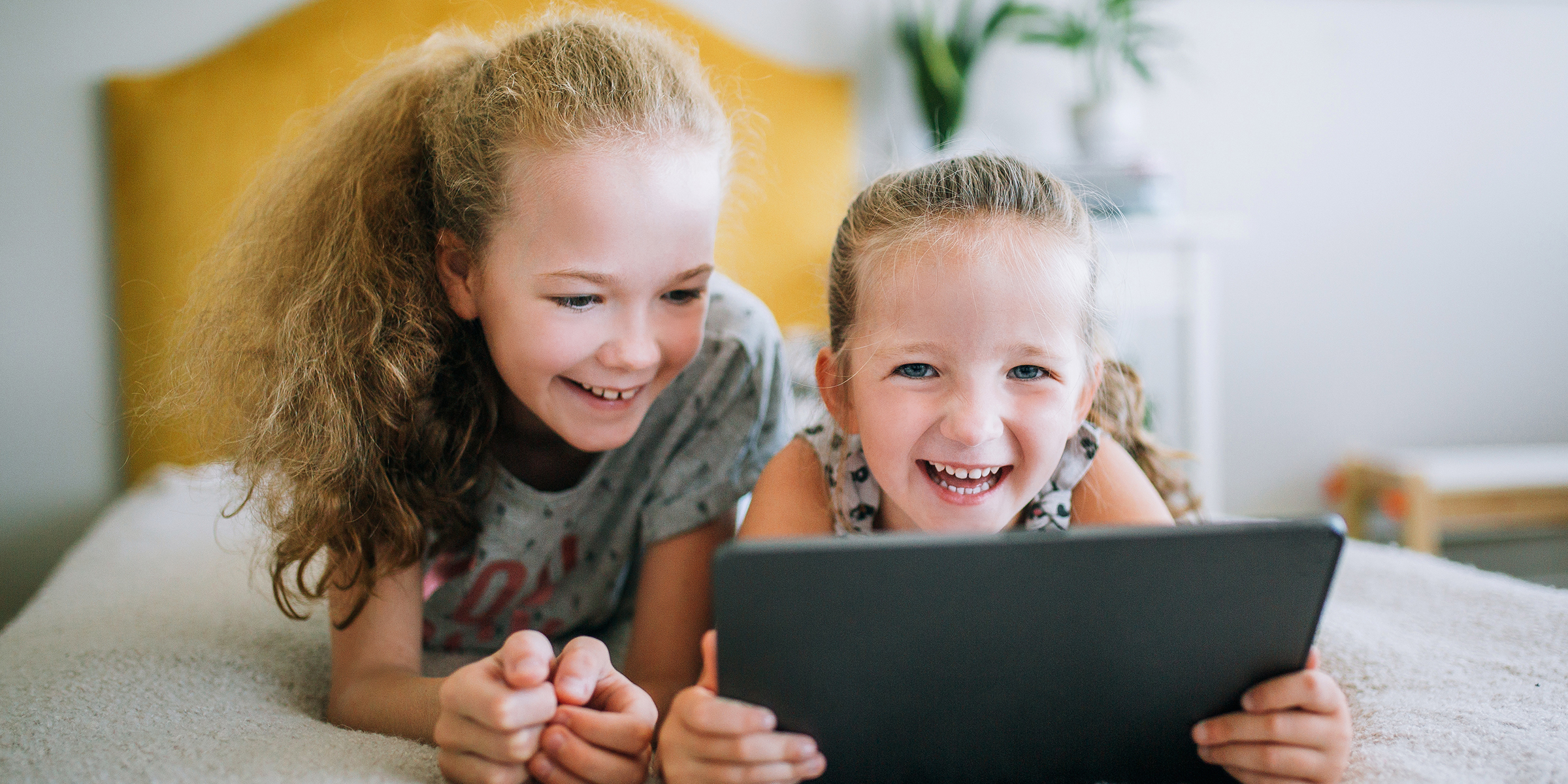 Enfants jouant avec un iPad | Source : Shutterstock
