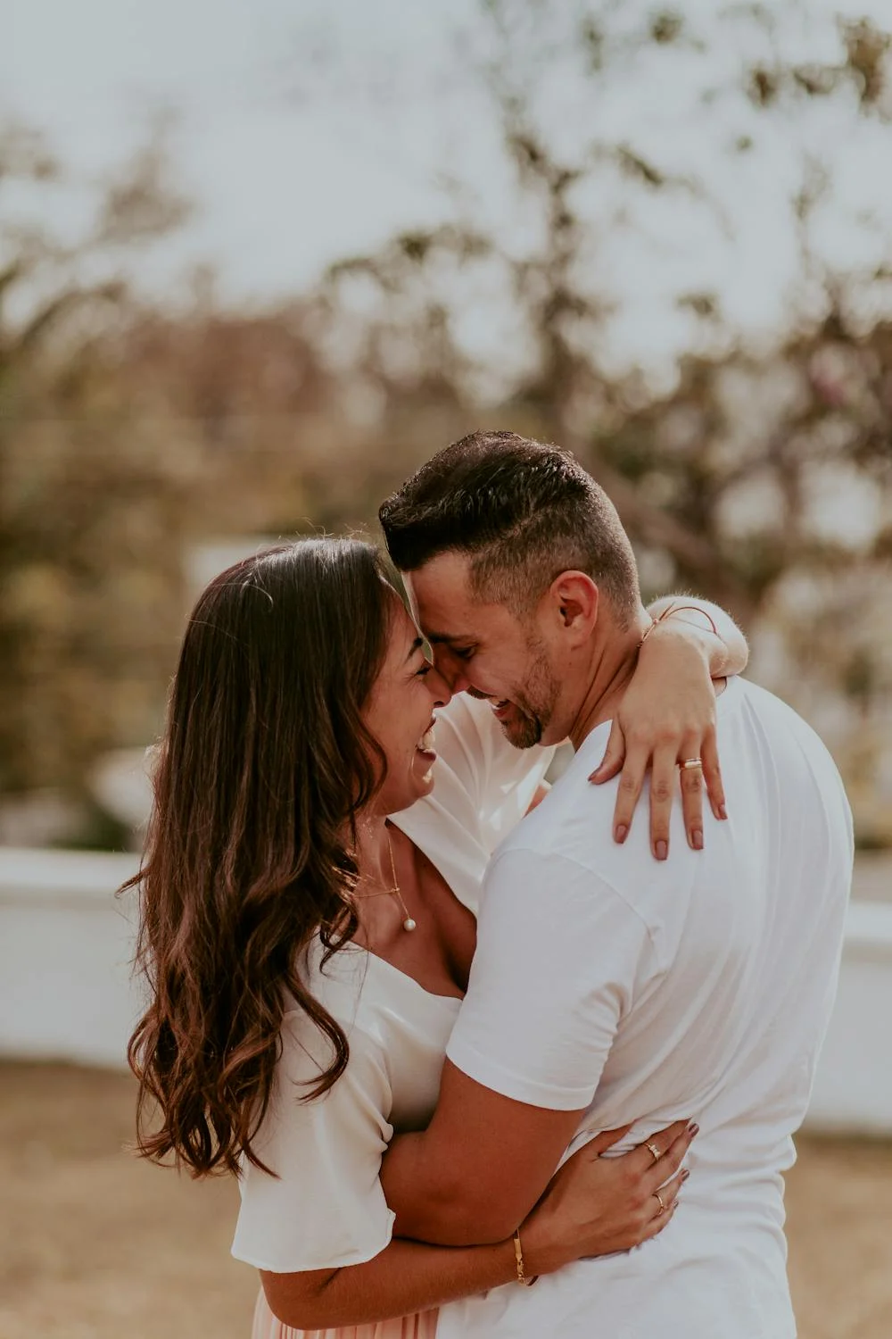 Un couple heureux qui s'enlace | Source : Pexels