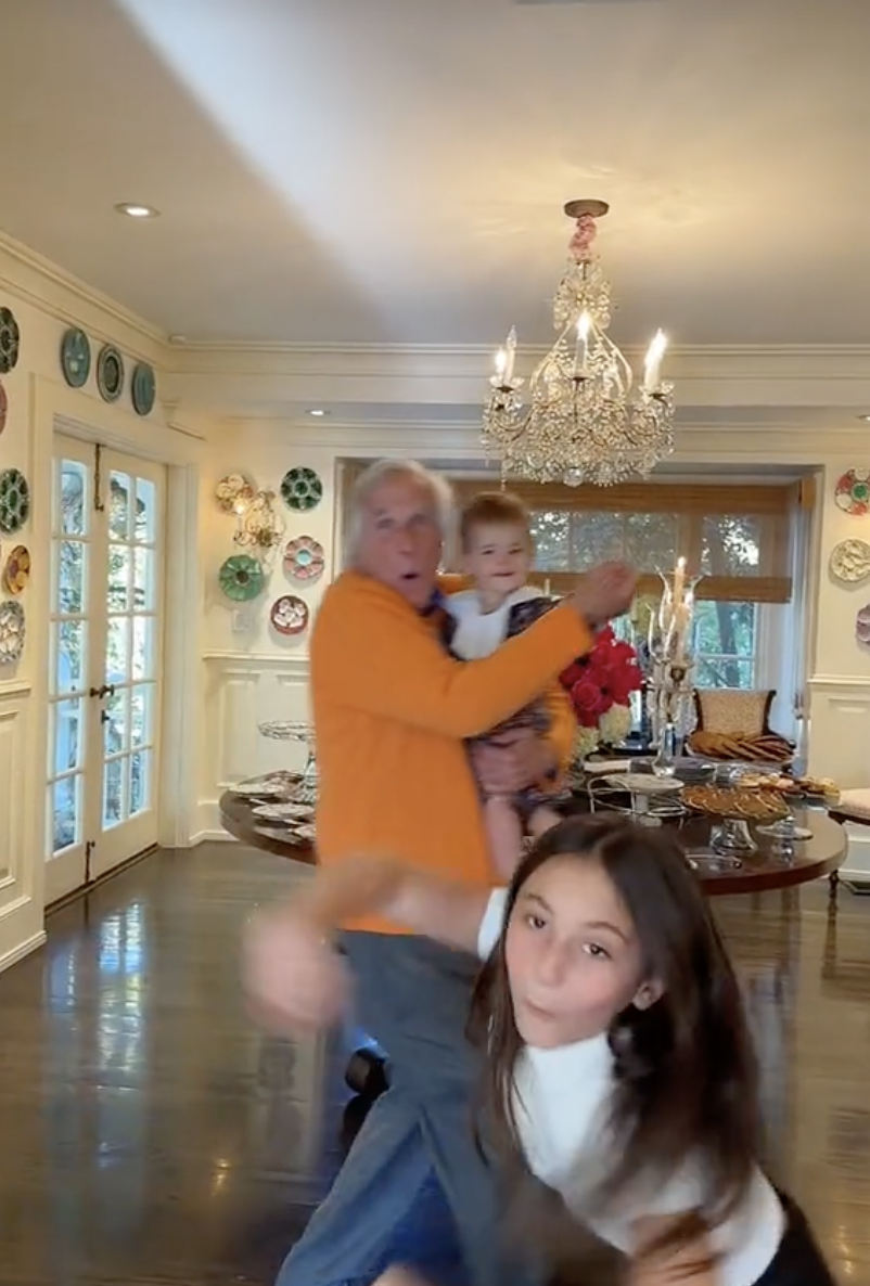 Henry Winkler dansant avec ses petits-enfants, en date du 25 novembre 2022 | Source : TikTok/@henry.winkler