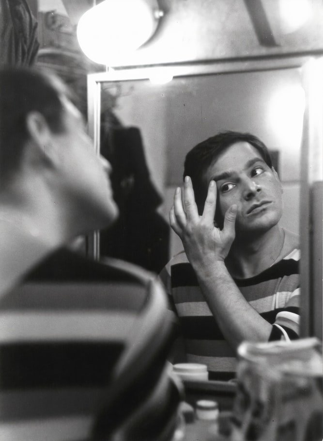 Un homme se regardant dans le miroir. l Source : Unsplash