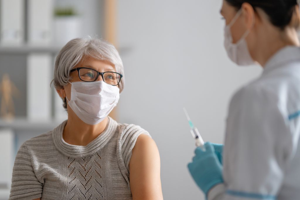 Une Femme qui reçoit son vaccin contre la covid-19 | Photo : Getty Image