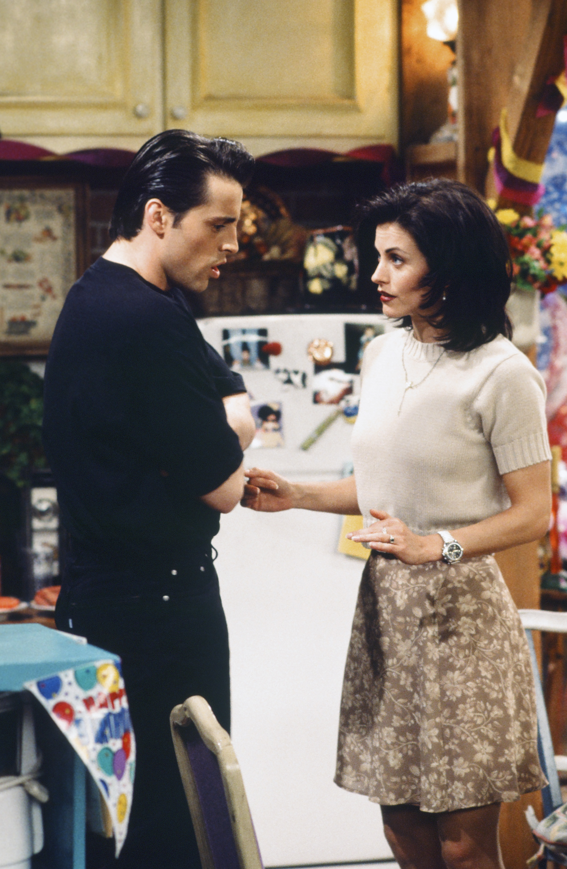 Matt LeBlanc et Courteney Cox en train de tourner la première saison de "Friends", vers 1995. | Source : Getty Images