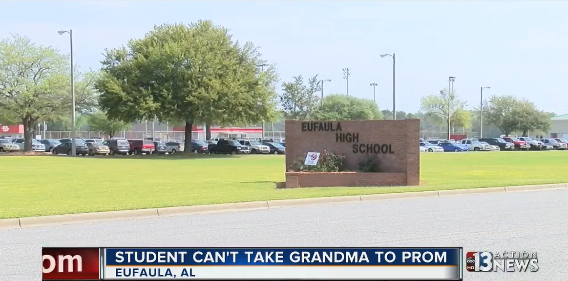 L'école de Bryce Maine Eufaula High School qui l'empêche d'emmener sa grand-mère, Catherine "Nanny" Maine, comme cavalière pour le bal de fin d'année le 30 mars 2017 | Source : Facebook/KTNV Channel 13 Las Vegas