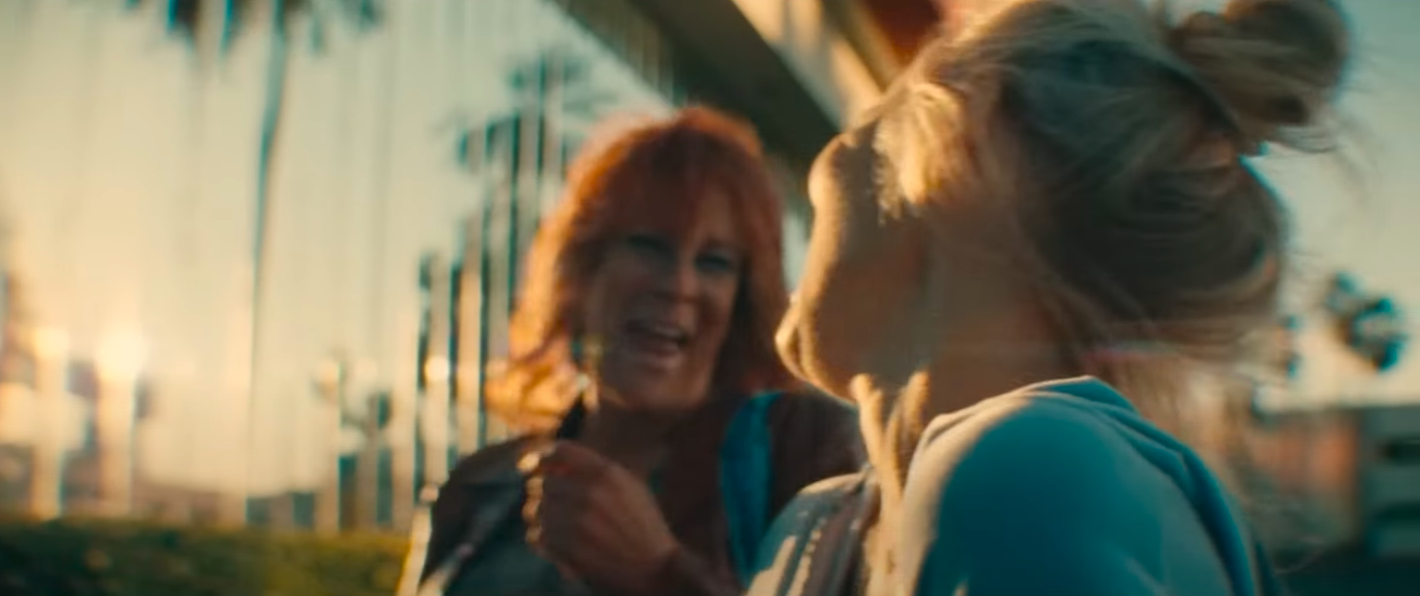 Jamie Lee Curtis et Pamela Anderson dans les rôles respectifs de Shelley et Annette. | Source : YouTube/RoadsideFlix