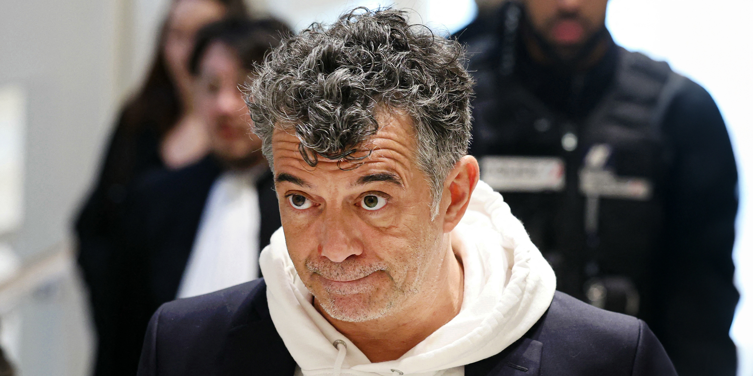 Stéphane Plaza, accusé d'actes de violence contre deux anciennes compagnes, arrive pour le verdict de son procès au tribunal correctionnel de Paris, le 18 février 2025 I Photo par ALAIN JOCARD/AFP I Source : Getty Images