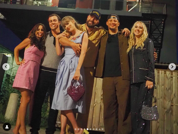 Miranda et Summitt Hogue, Taylor Swift, Travis Kelce, et Patrick et Brittany Mahomes, posant pour une photo, postée le 16 juillet 2024 | Source : Instagram/summitthogue