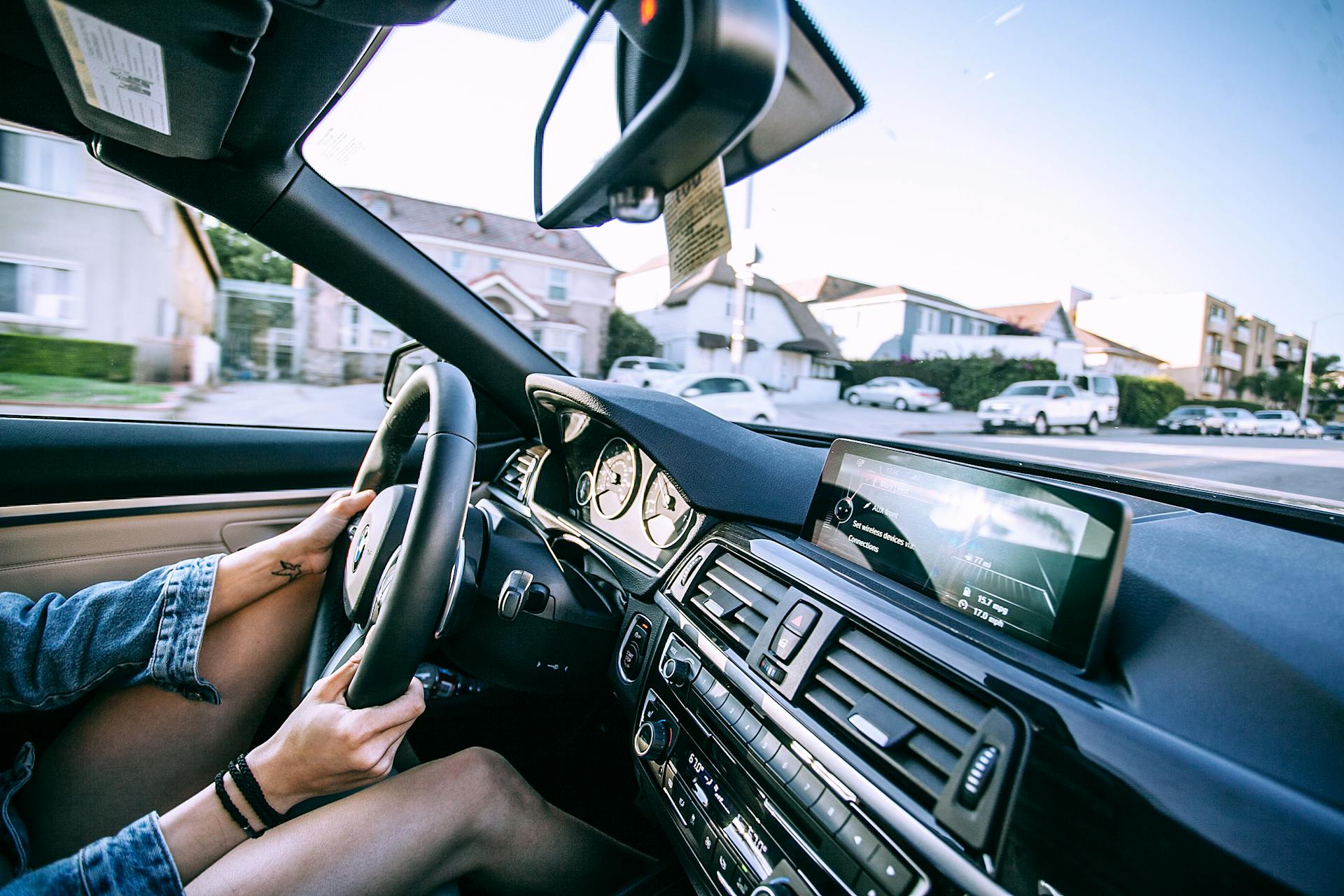 Une femme conduisant dans une rue | Source : Pexels