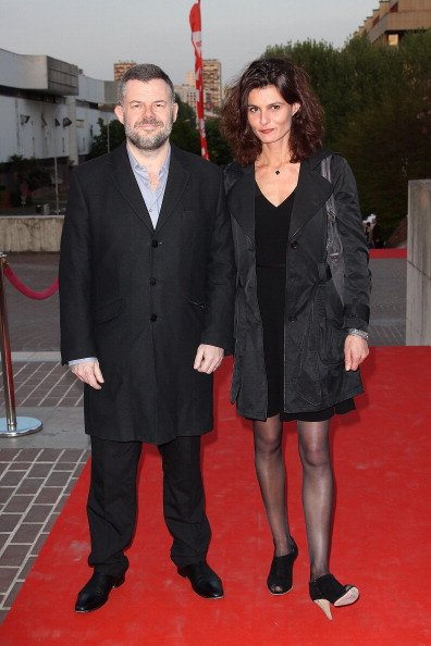Eric Naulleau et son épouse Veronika assistent à la 25e cérémonie des Molière Awards le 17 avril 2011 à Créteil, France. | Photo : Getty Images
